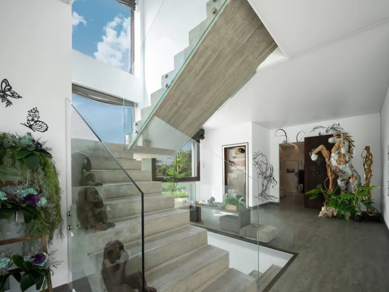 Villa TrueLove is a six-bedroom, five-bathroom luxury villa in the heart of Benahavís. It offers stunning mountain and garden views, combining modern technology with natural design. The home features a seamless connection between indoor and outdoor living