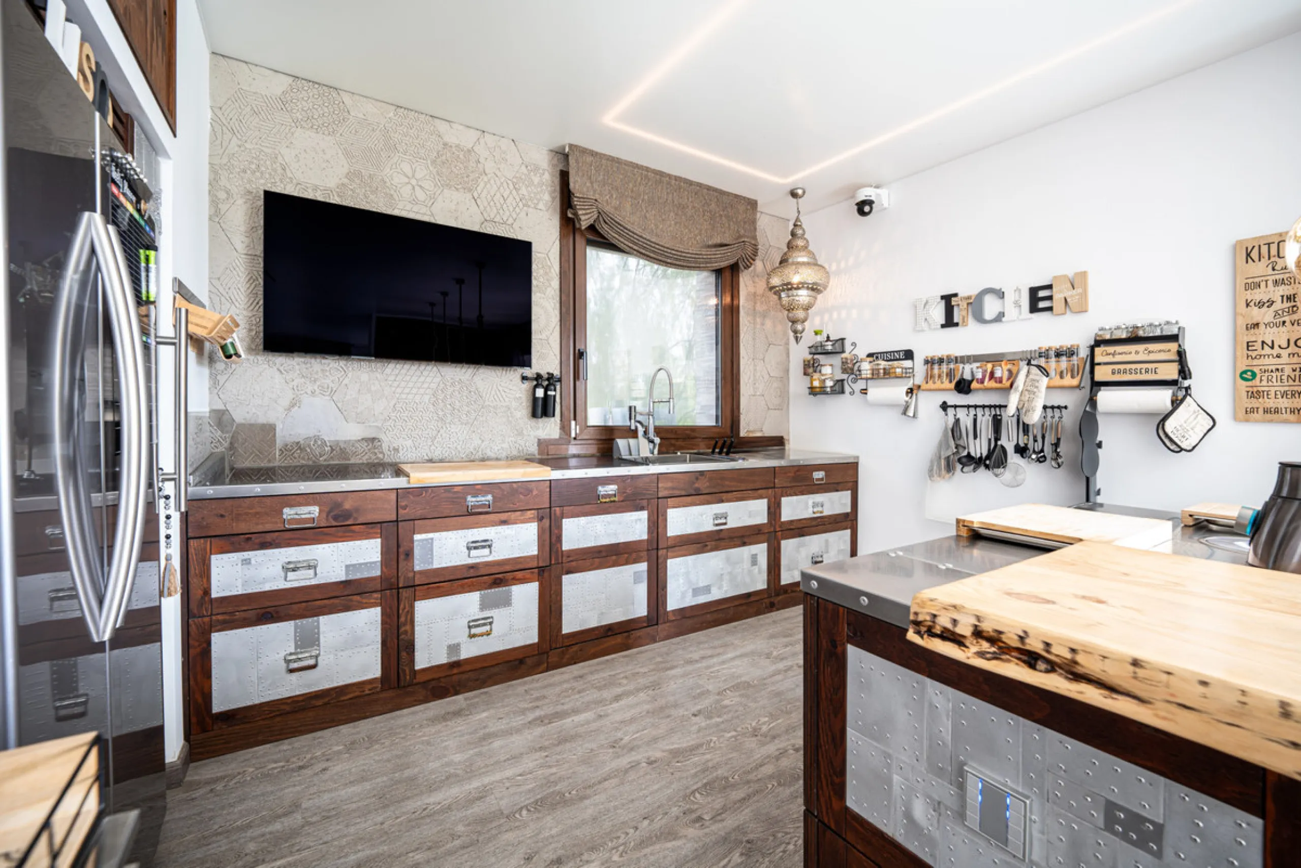 Villa TrueLove is a six-bedroom, five-bathroom luxury villa in the heart of Benahavís. It offers stunning mountain and garden views, combining modern technology with natural design. The home features a seamless connection between indoor and outdoor living