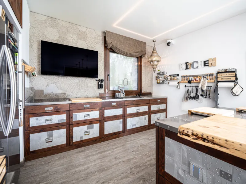 Villa TrueLove is a six-bedroom, five-bathroom luxury villa in the heart of Benahavís. It offers stunning mountain and garden views, combining modern technology with natural design. The home features a seamless connection between indoor and outdoor living