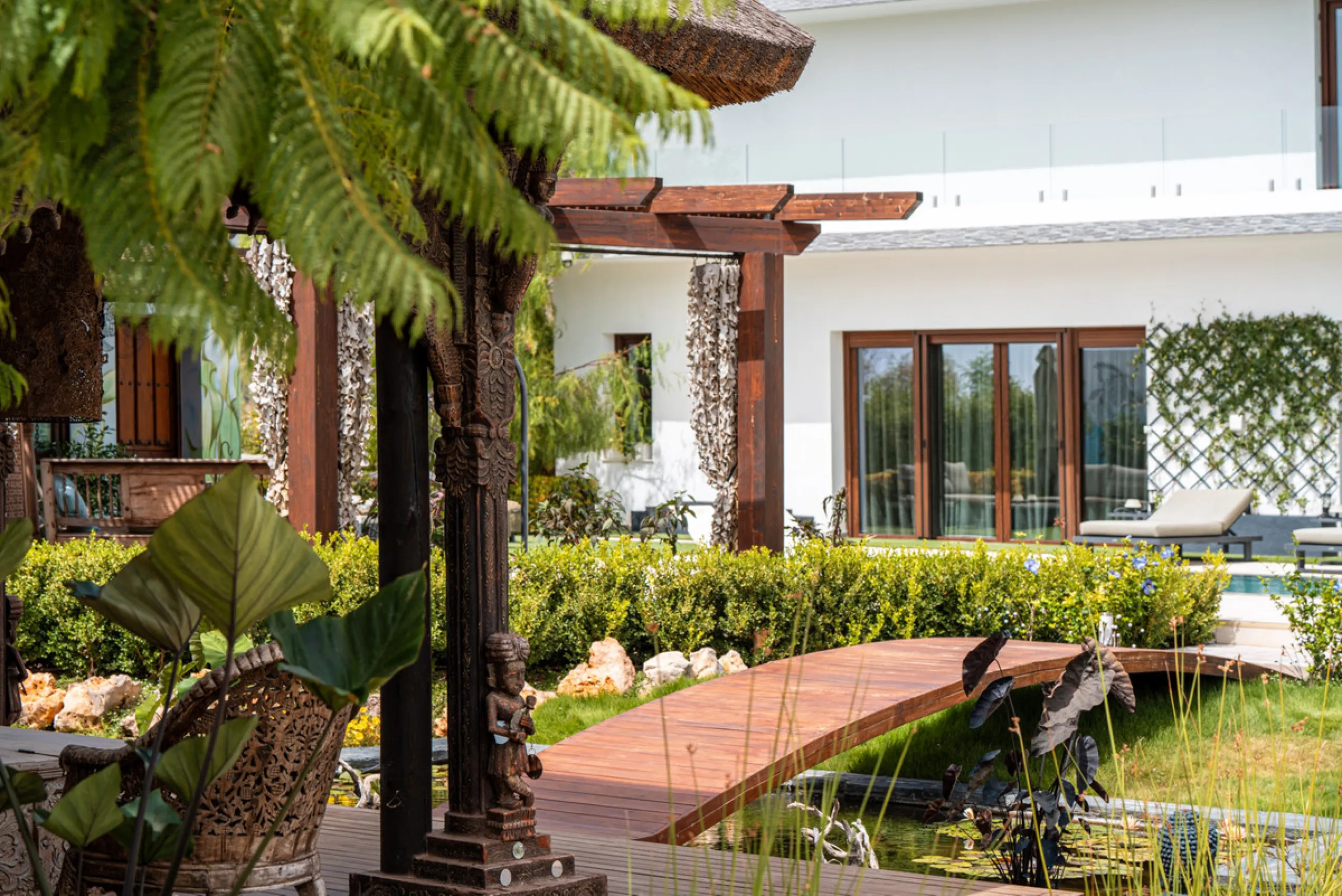 Villa TrueLove is a six-bedroom, five-bathroom luxury villa in the heart of Benahavís. It offers stunning mountain and garden views, combining modern technology with natural design. The home features a seamless connection between indoor and outdoor living