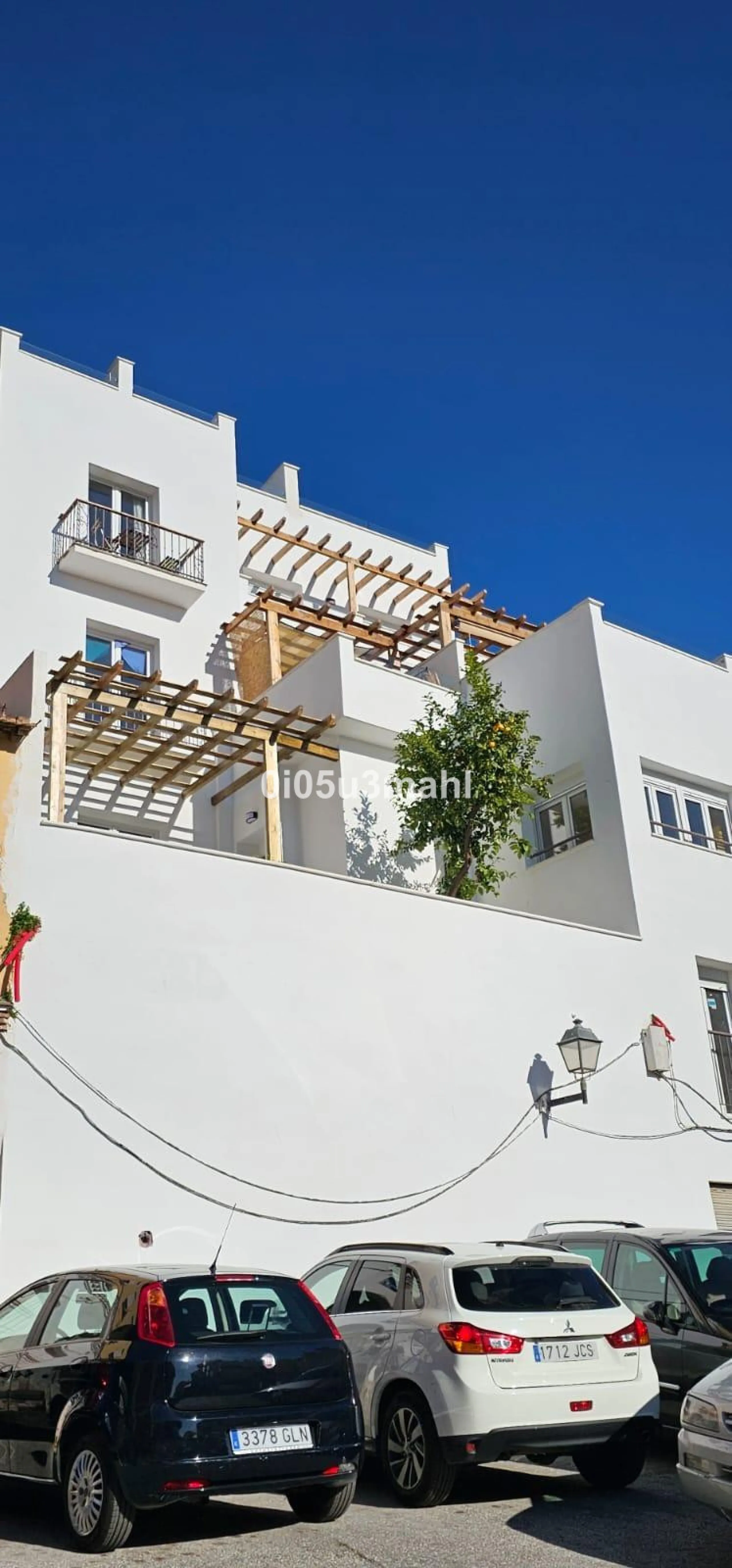 Spectacular brand-new home for sale. It is designed to meet different needs: either as a primary residence,tourist rental housing, an office, or a co-living house. It has four suites with separate bathrooms. A large living-dining room with a separate but 