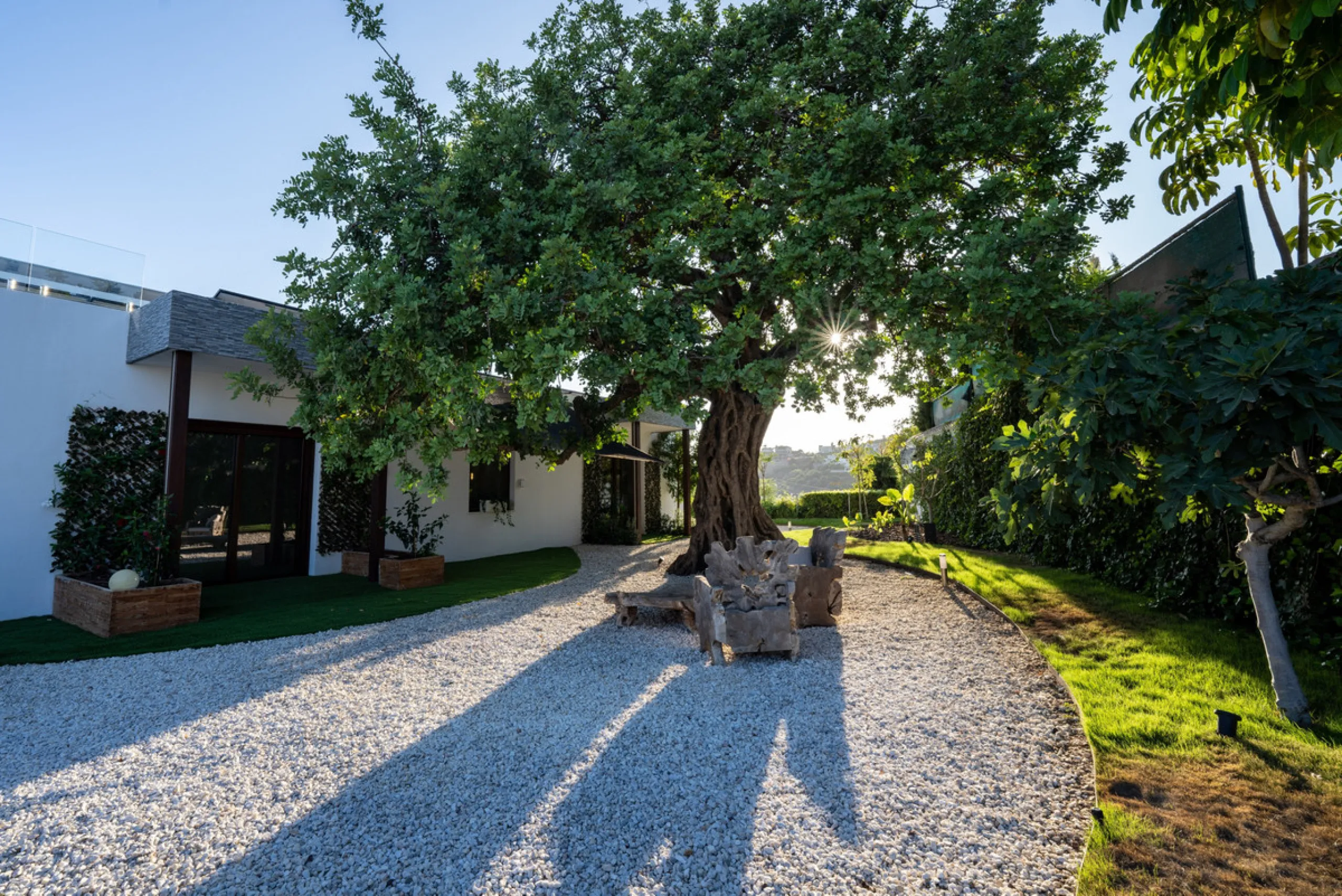 Villa TrueLove is a six-bedroom, five-bathroom luxury villa in the heart of Benahavís. It offers stunning mountain and garden views, combining modern technology with natural design. The home features a seamless connection between indoor and outdoor living