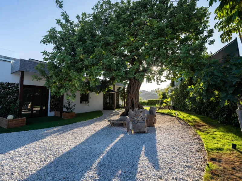 Villa TrueLove is a six-bedroom, five-bathroom luxury villa in the heart of Benahavís. It offers stunning mountain and garden views, combining modern technology with natural design. The home features a seamless connection between indoor and outdoor living