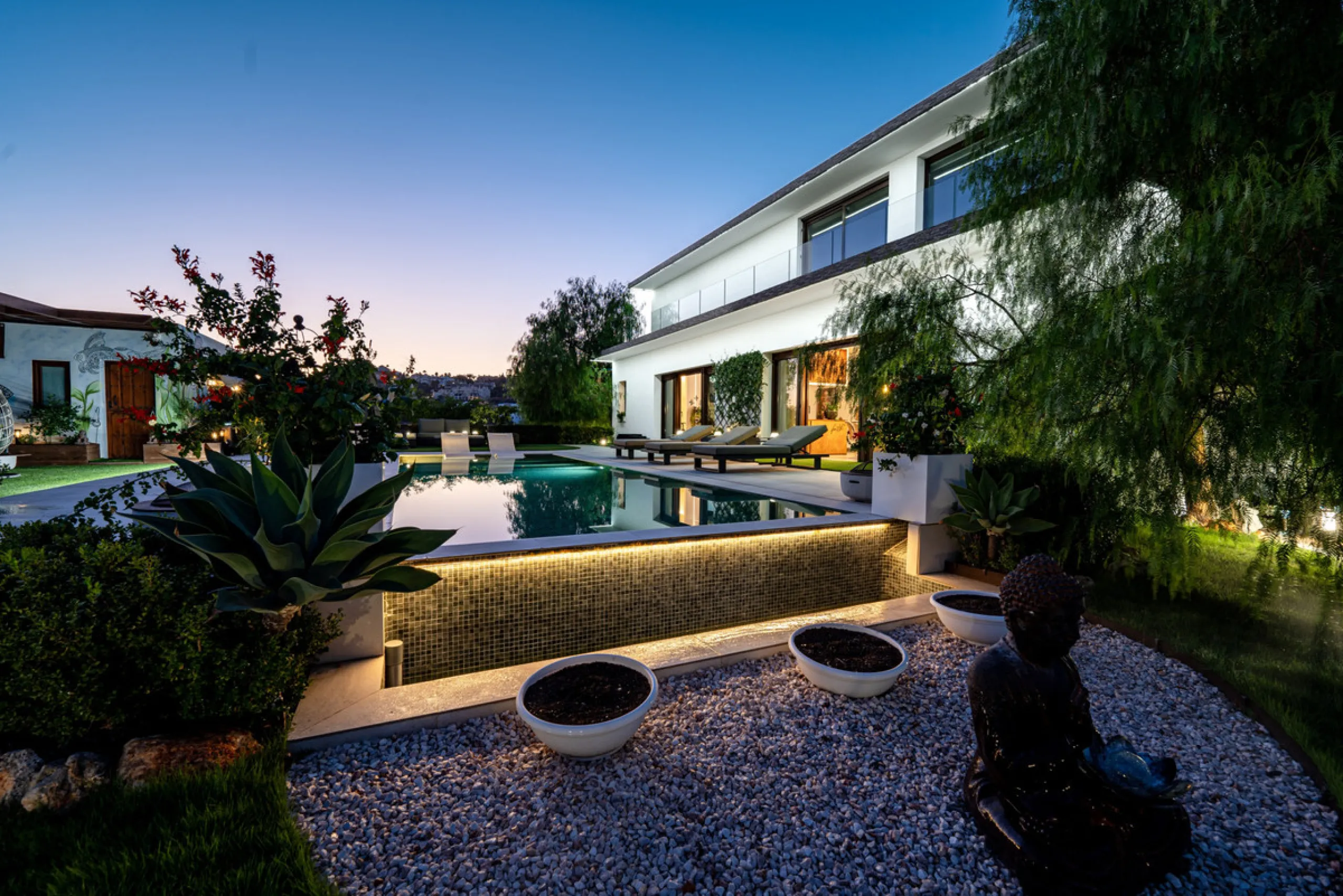 Villa TrueLove is a six-bedroom, five-bathroom luxury villa in the heart of Benahavís. It offers stunning mountain and garden views, combining modern technology with natural design. The home features a seamless connection between indoor and outdoor living