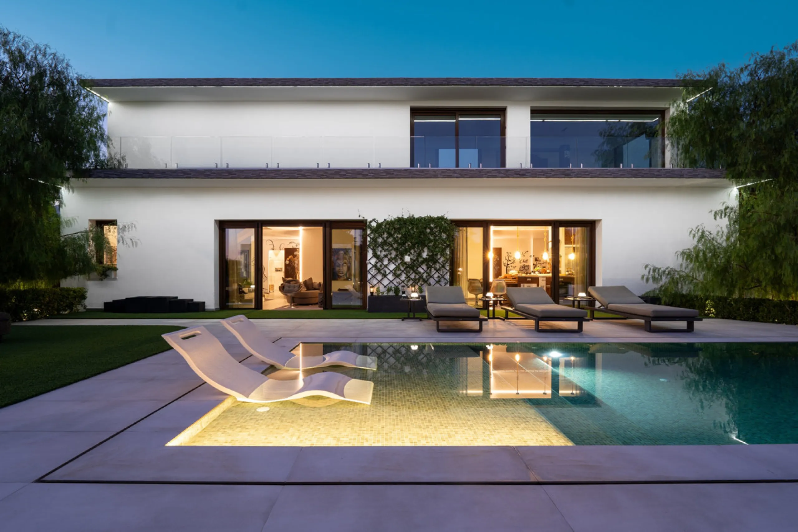 Villa TrueLove is a six-bedroom, five-bathroom luxury villa in the heart of Benahavís. It offers stunning mountain and garden views, combining modern technology with natural design. The home features a seamless connection between indoor and outdoor living