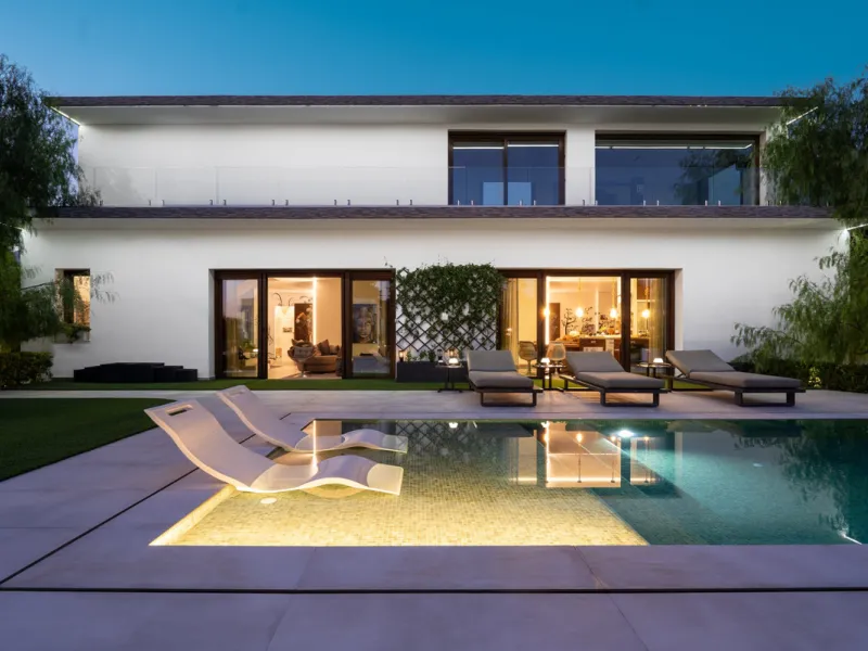 Villa TrueLove is a six-bedroom, five-bathroom luxury villa in the heart of Benahavís. It offers stunning mountain and garden views, combining modern technology with natural design. The home features a seamless connection between indoor and outdoor living