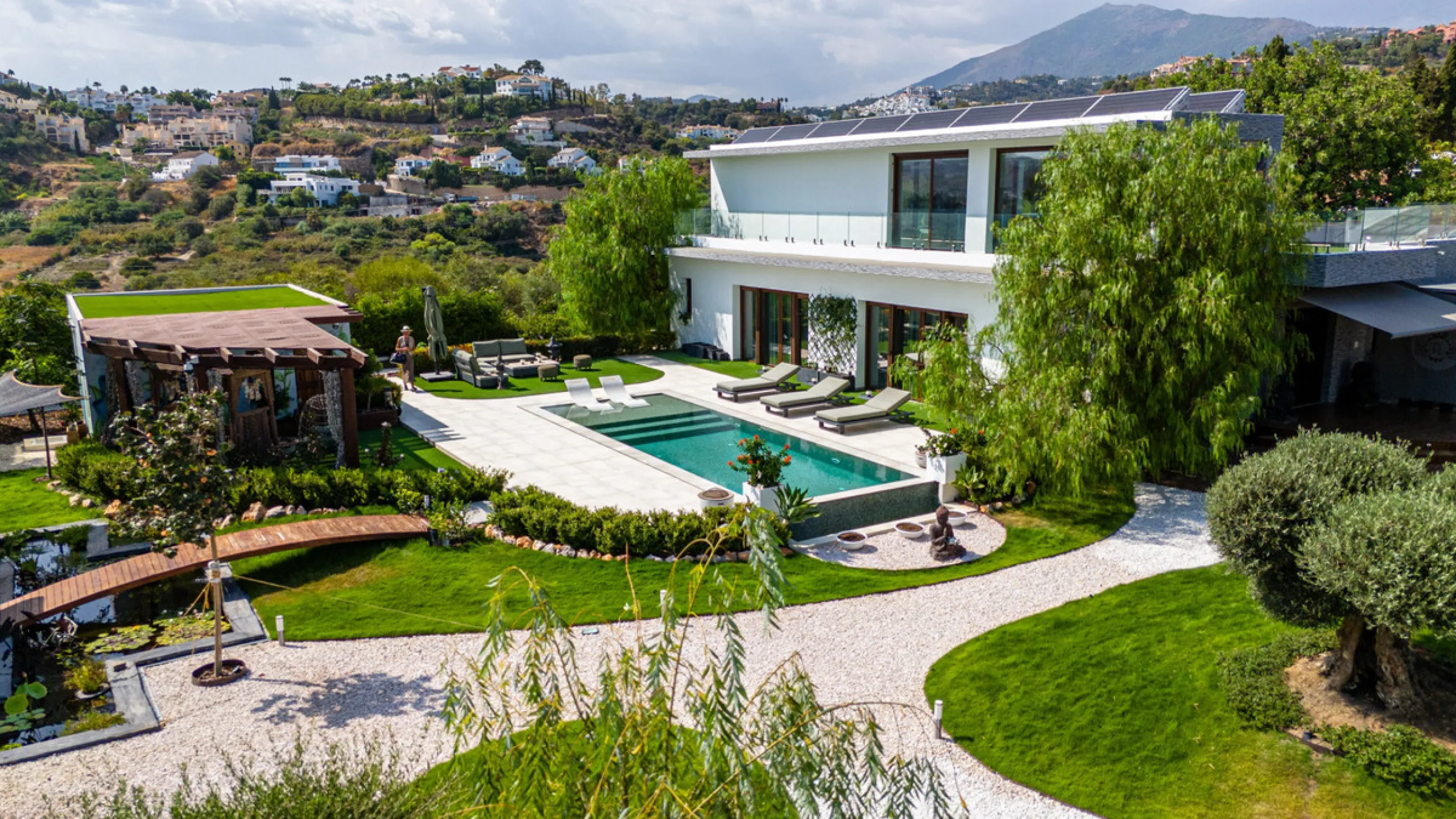 Villa TrueLove is a six-bedroom, five-bathroom luxury villa in the heart of Benahavís. It offers stunning mountain and garden views, combining modern technology with natural design. The home features a seamless connection between indoor and outdoor living