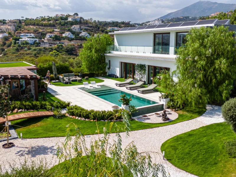 Villa TrueLove is a six-bedroom, five-bathroom luxury villa in the heart of Benahavís. It offers stunning mountain and garden views, combining modern technology with natural design. The home features a seamless connection between indoor and outdoor living