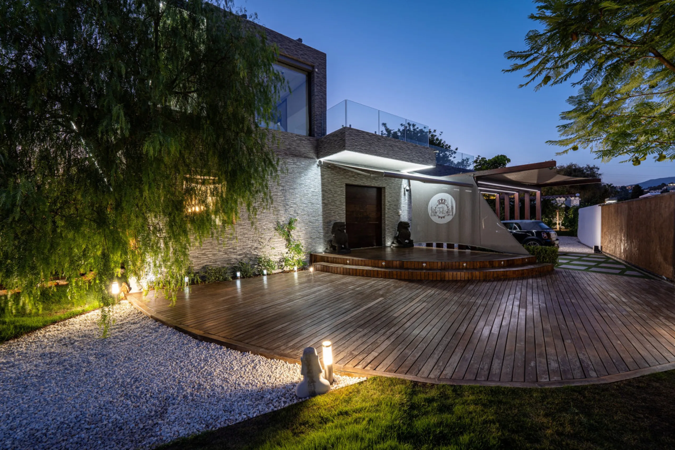 Villa TrueLove is a six-bedroom, five-bathroom luxury villa in the heart of Benahavís. It offers stunning mountain and garden views, combining modern technology with natural design. The home features a seamless connection between indoor and outdoor living