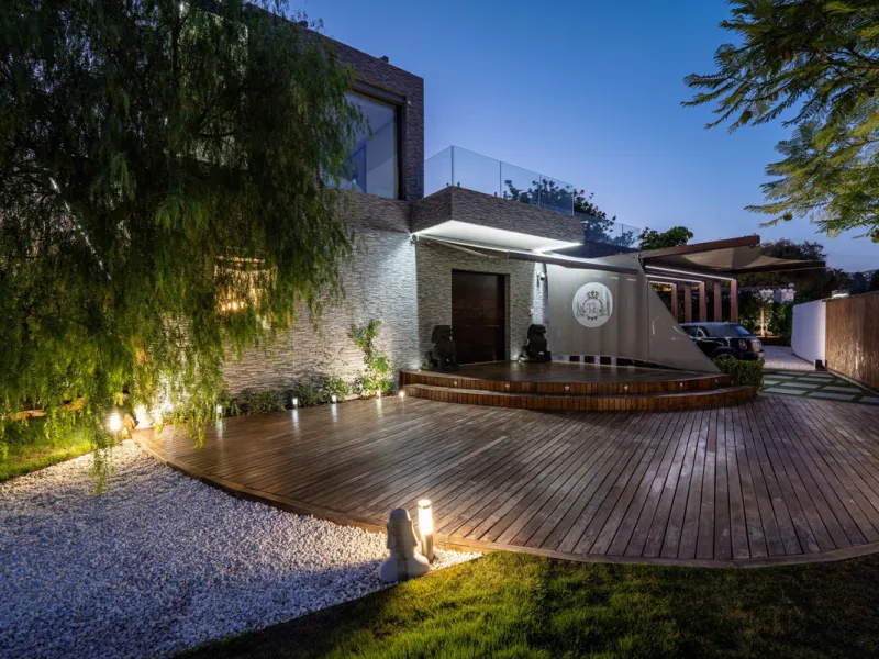 Villa TrueLove is a six-bedroom, five-bathroom luxury villa in the heart of Benahavís. It offers stunning mountain and garden views, combining modern technology with natural design. The home features a seamless connection between indoor and outdoor living
