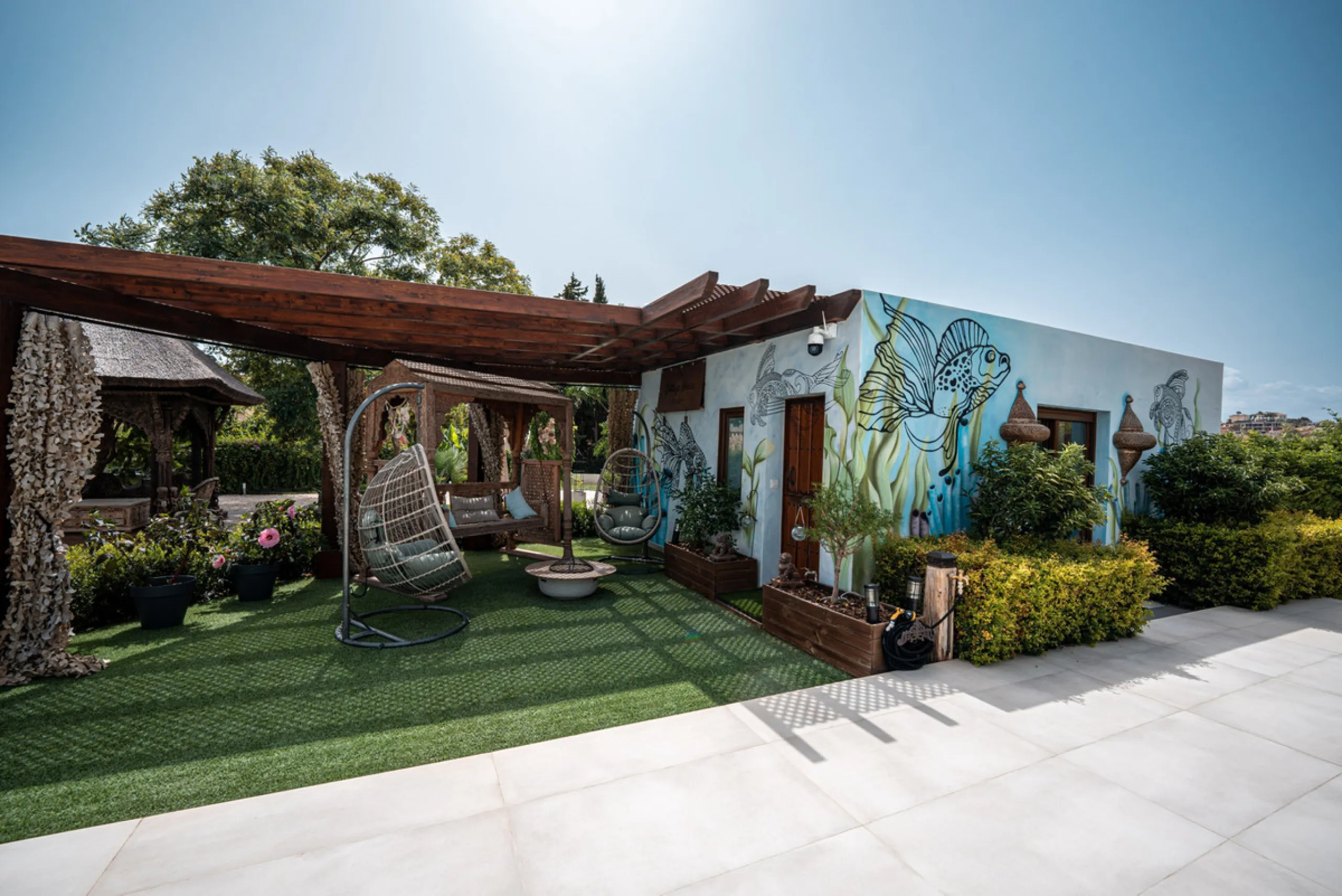 Villa TrueLove is a six-bedroom, five-bathroom luxury villa in the heart of Benahavís. It offers stunning mountain and garden views, combining modern technology with natural design. The home features a seamless connection between indoor and outdoor living