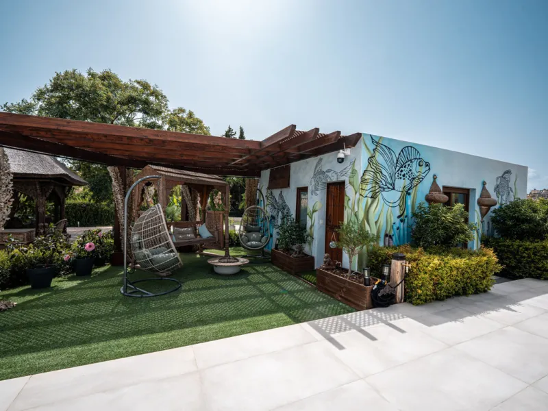 Villa TrueLove is a six-bedroom, five-bathroom luxury villa in the heart of Benahavís. It offers stunning mountain and garden views, combining modern technology with natural design. The home features a seamless connection between indoor and outdoor living