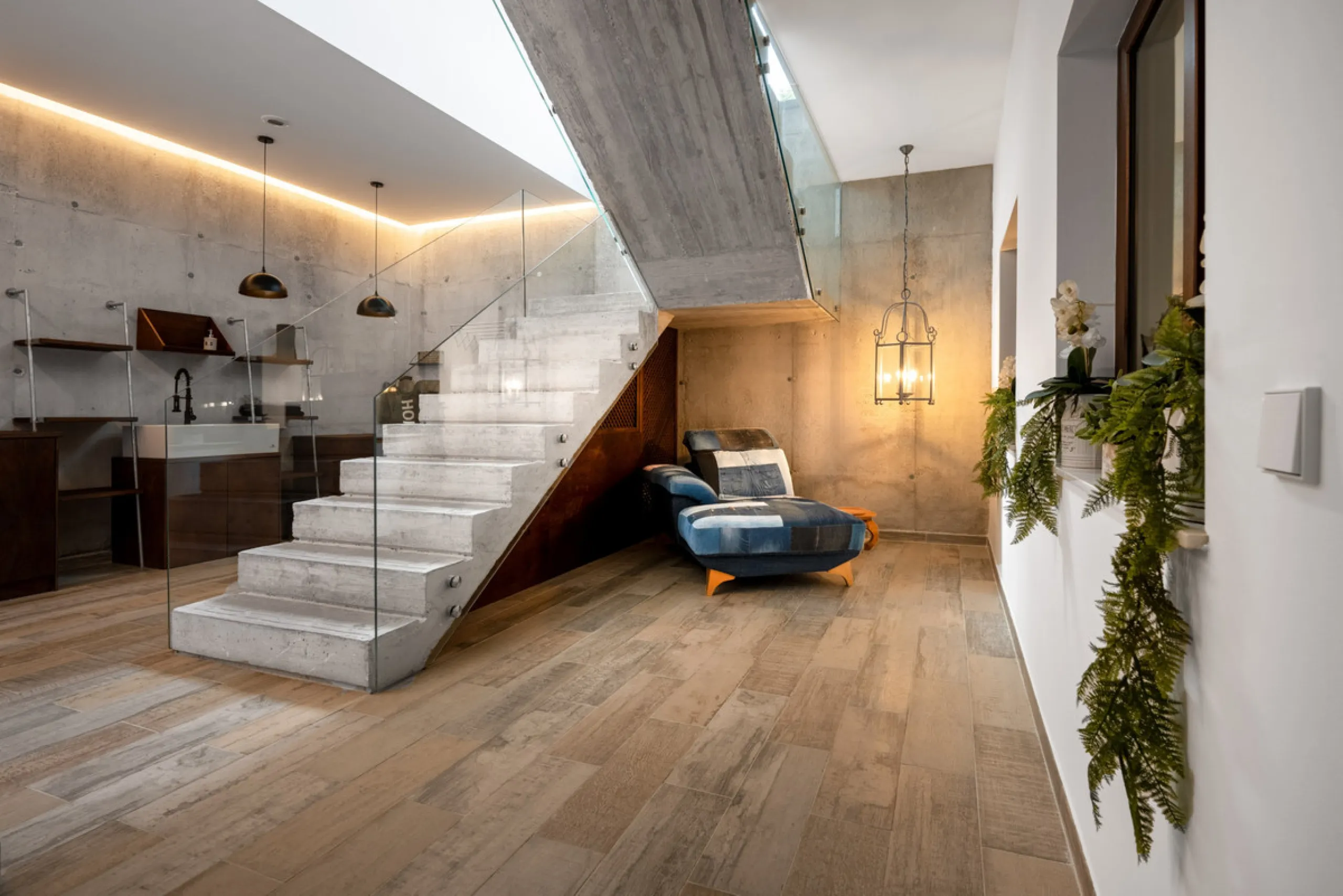 Villa TrueLove is a six-bedroom, five-bathroom luxury villa in the heart of Benahavís. It offers stunning mountain and garden views, combining modern technology with natural design. The home features a seamless connection between indoor and outdoor living
