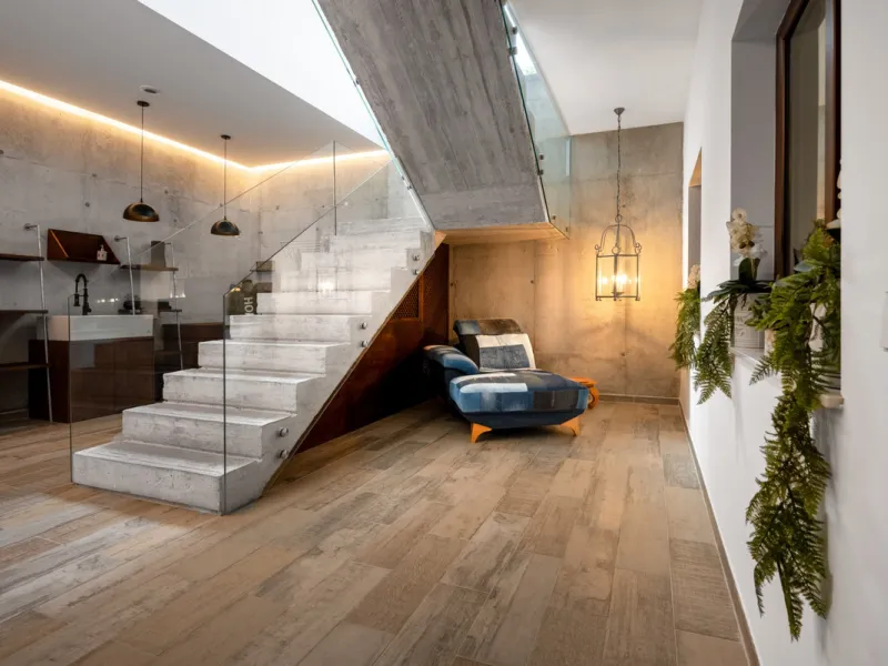 Villa TrueLove is a six-bedroom, five-bathroom luxury villa in the heart of Benahavís. It offers stunning mountain and garden views, combining modern technology with natural design. The home features a seamless connection between indoor and outdoor living