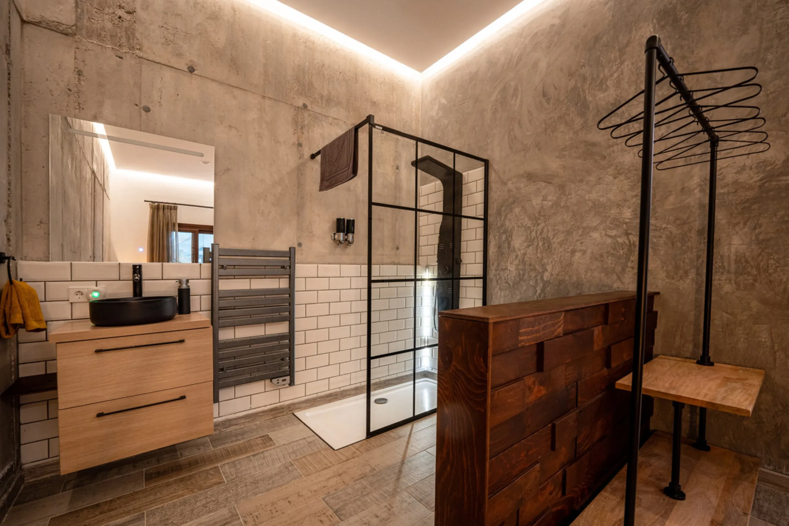 Villa TrueLove is a six-bedroom, five-bathroom luxury villa in the heart of Benahavís. It offers stunning mountain and garden views, combining modern technology with natural design. The home features a seamless connection between indoor and outdoor living