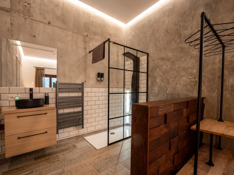 Villa TrueLove is a six-bedroom, five-bathroom luxury villa in the heart of Benahavís. It offers stunning mountain and garden views, combining modern technology with natural design. The home features a seamless connection between indoor and outdoor living