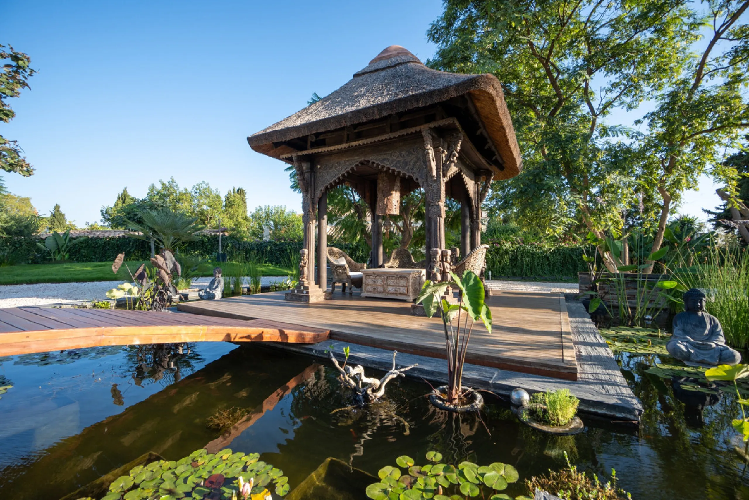 Villa TrueLove is a six-bedroom, five-bathroom luxury villa in the heart of Benahavís. It offers stunning mountain and garden views, combining modern technology with natural design. The home features a seamless connection between indoor and outdoor living
