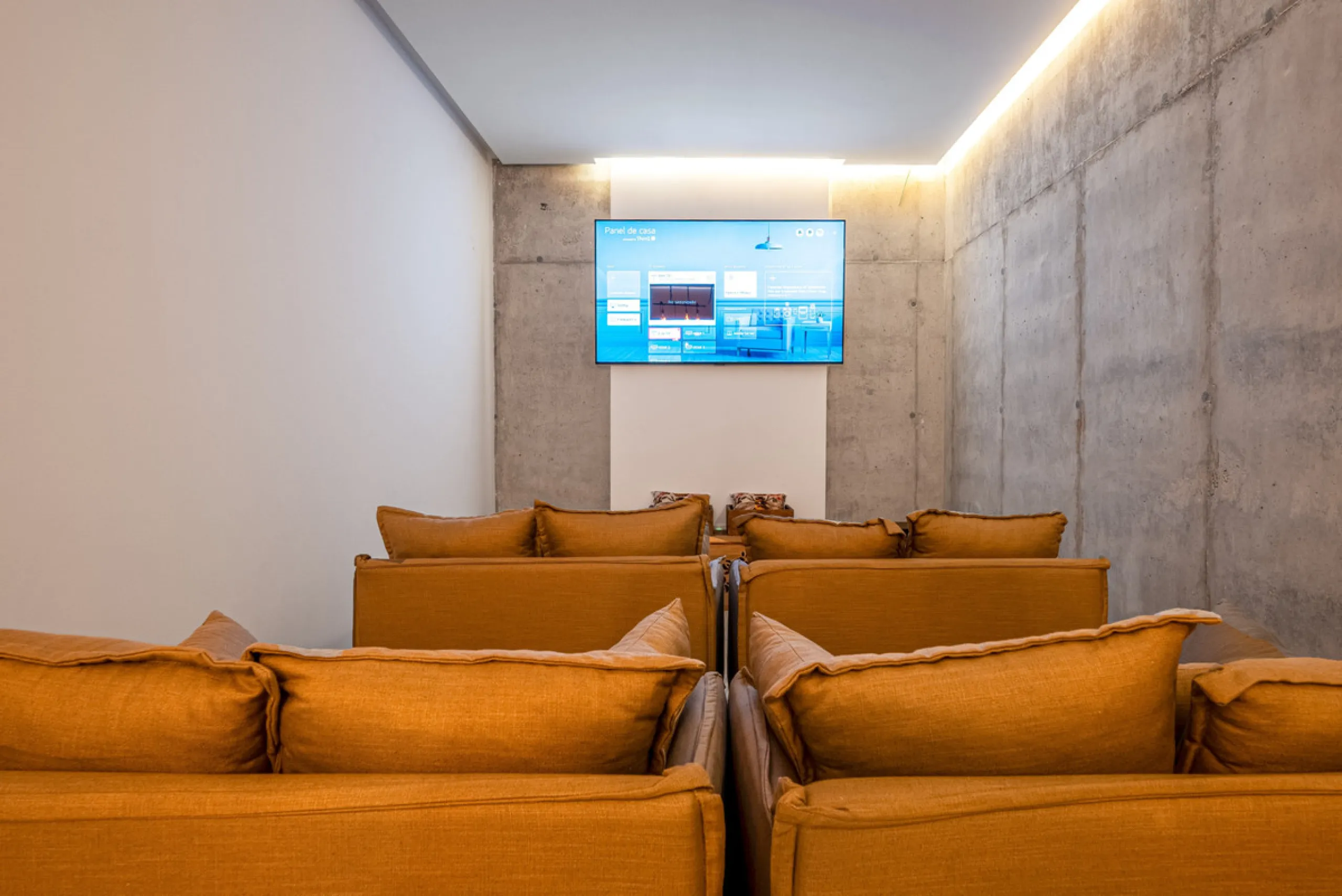 Villa TrueLove is a six-bedroom, five-bathroom luxury villa in the heart of Benahavís. It offers stunning mountain and garden views, combining modern technology with natural design. The home features a seamless connection between indoor and outdoor living