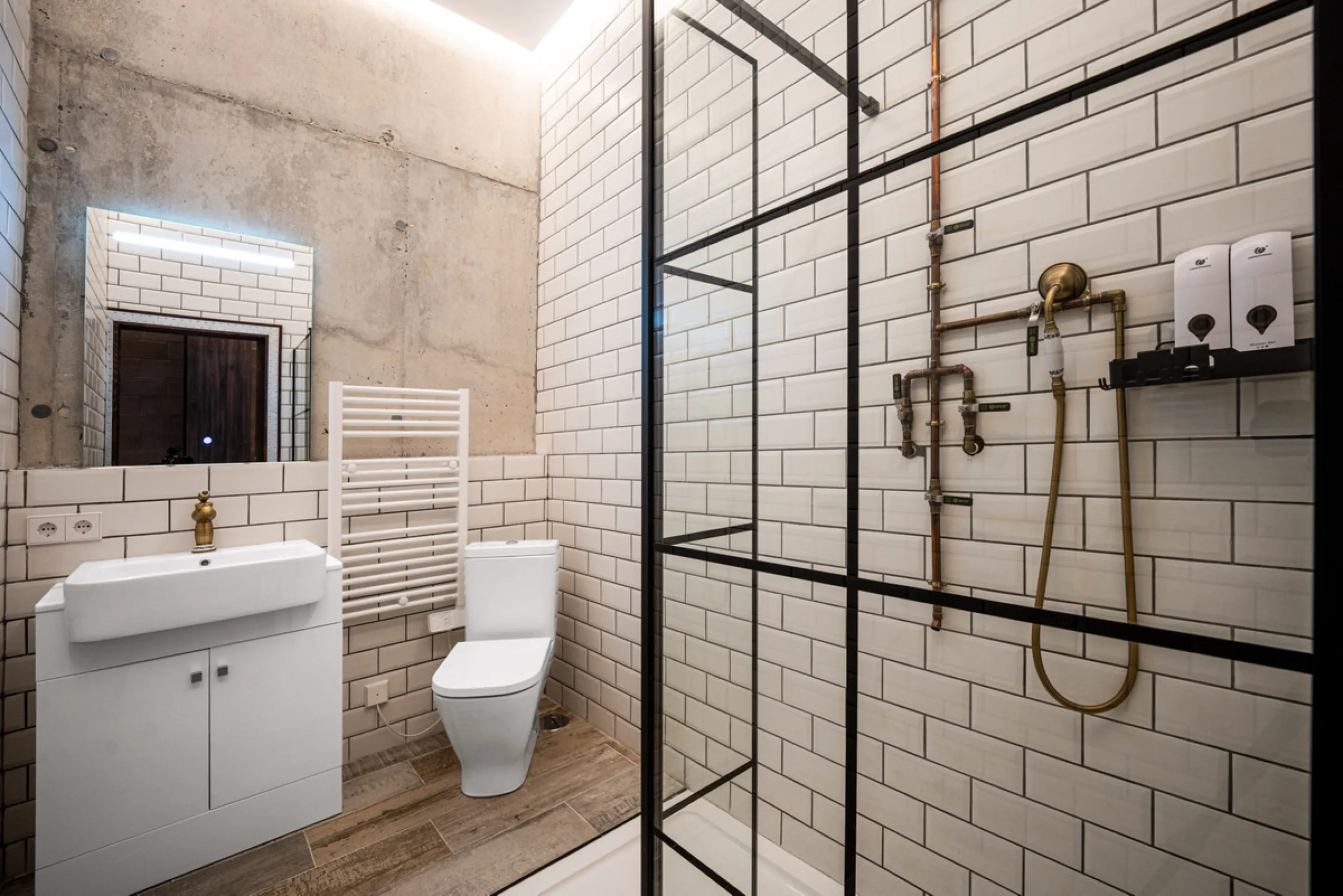 Villa TrueLove is a six-bedroom, five-bathroom luxury villa in the heart of Benahavís. It offers stunning mountain and garden views, combining modern technology with natural design. The home features a seamless connection between indoor and outdoor living
