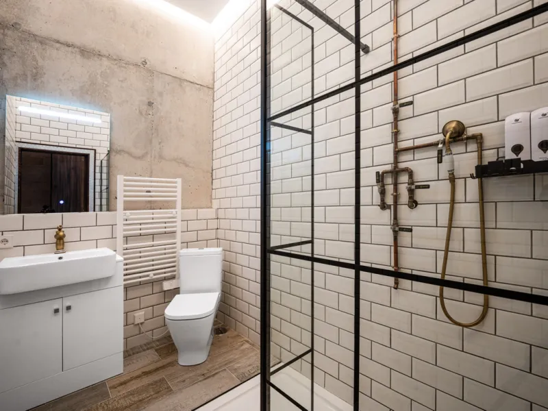 Villa TrueLove is a six-bedroom, five-bathroom luxury villa in the heart of Benahavís. It offers stunning mountain and garden views, combining modern technology with natural design. The home features a seamless connection between indoor and outdoor living