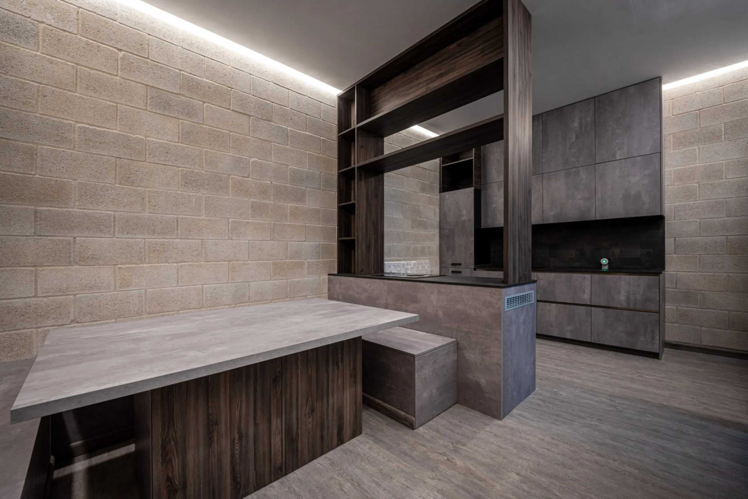 Villa TrueLove is a six-bedroom, five-bathroom luxury villa in the heart of Benahavís. It offers stunning mountain and garden views, combining modern technology with natural design. The home features a seamless connection between indoor and outdoor living