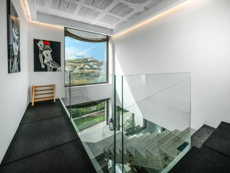Villa TrueLove is a six-bedroom, five-bathroom luxury villa in the heart of Benahavís. It offers stunning mountain and garden views, combining modern technology with natural design. The home features a seamless connection between indoor and outdoor living