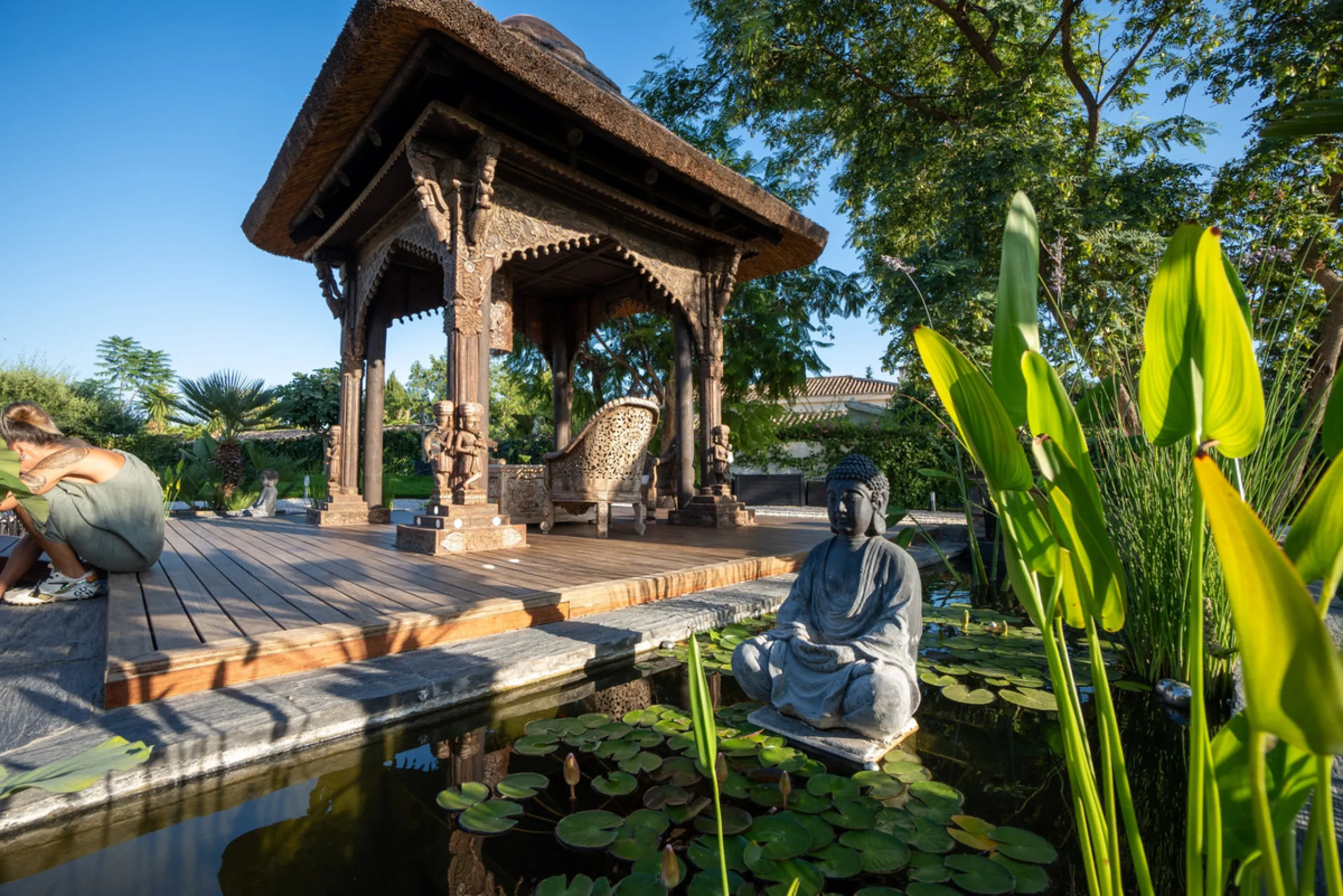 Villa TrueLove is a six-bedroom, five-bathroom luxury villa in the heart of Benahavís. It offers stunning mountain and garden views, combining modern technology with natural design. The home features a seamless connection between indoor and outdoor living