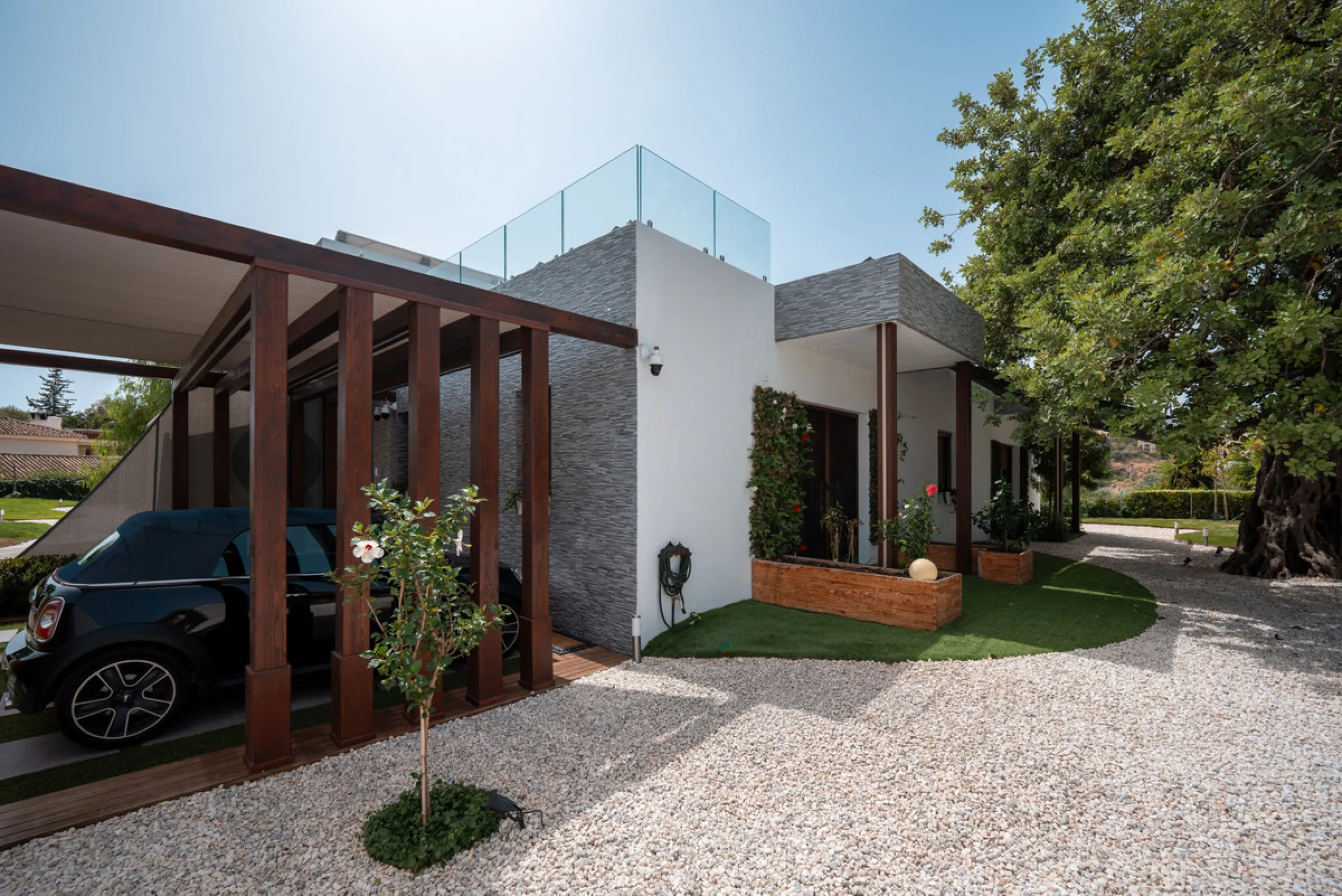 Villa TrueLove is a six-bedroom, five-bathroom luxury villa in the heart of Benahavís. It offers stunning mountain and garden views, combining modern technology with natural design. The home features a seamless connection between indoor and outdoor living