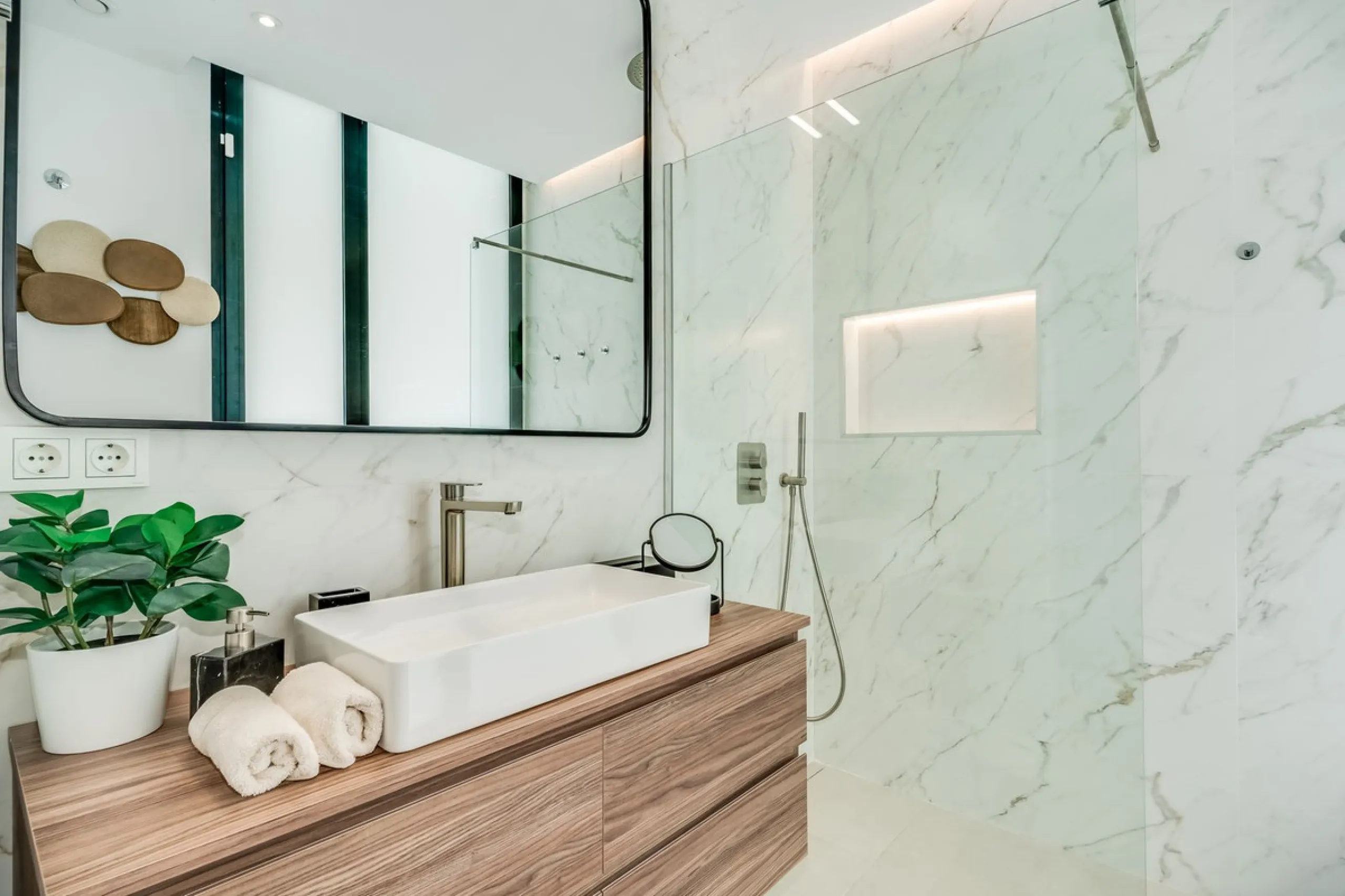 Nestled along the lush greens of Marbella's finest golf course of El Campanario, this luxurious 5-bedroom, 4.5-bath villa offers a seamless blend of elegance and state-of-the-art comfort over 460 square meters of living space. The villa's open layout invi