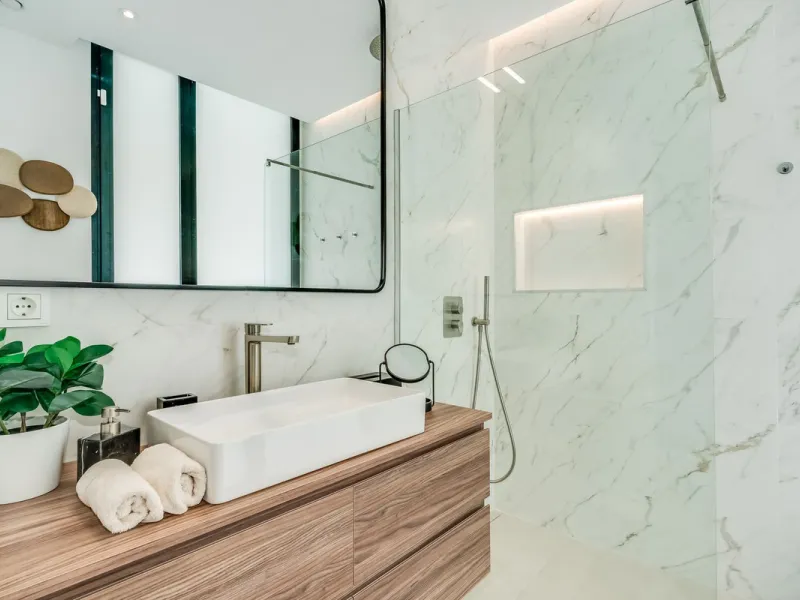 Nestled along the lush greens of Marbella's finest golf course of El Campanario, this luxurious 5-bedroom, 4.5-bath villa offers a seamless blend of elegance and state-of-the-art comfort over 460 square meters of living space. The villa's open layout invi