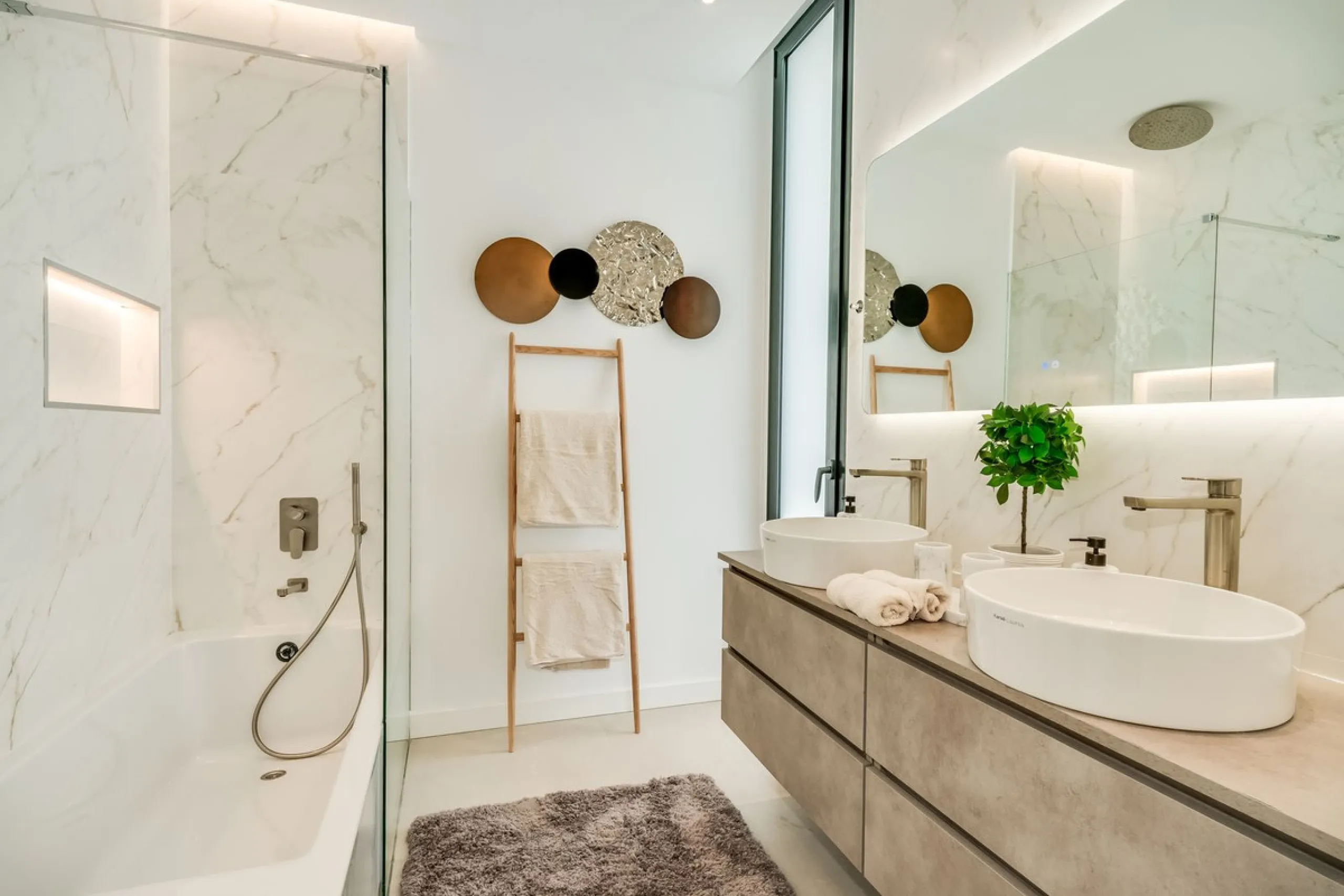 Nestled along the lush greens of Marbella's finest golf course of El Campanario, this luxurious 5-bedroom, 4.5-bath villa offers a seamless blend of elegance and state-of-the-art comfort over 460 square meters of living space. The villa's open layout invi