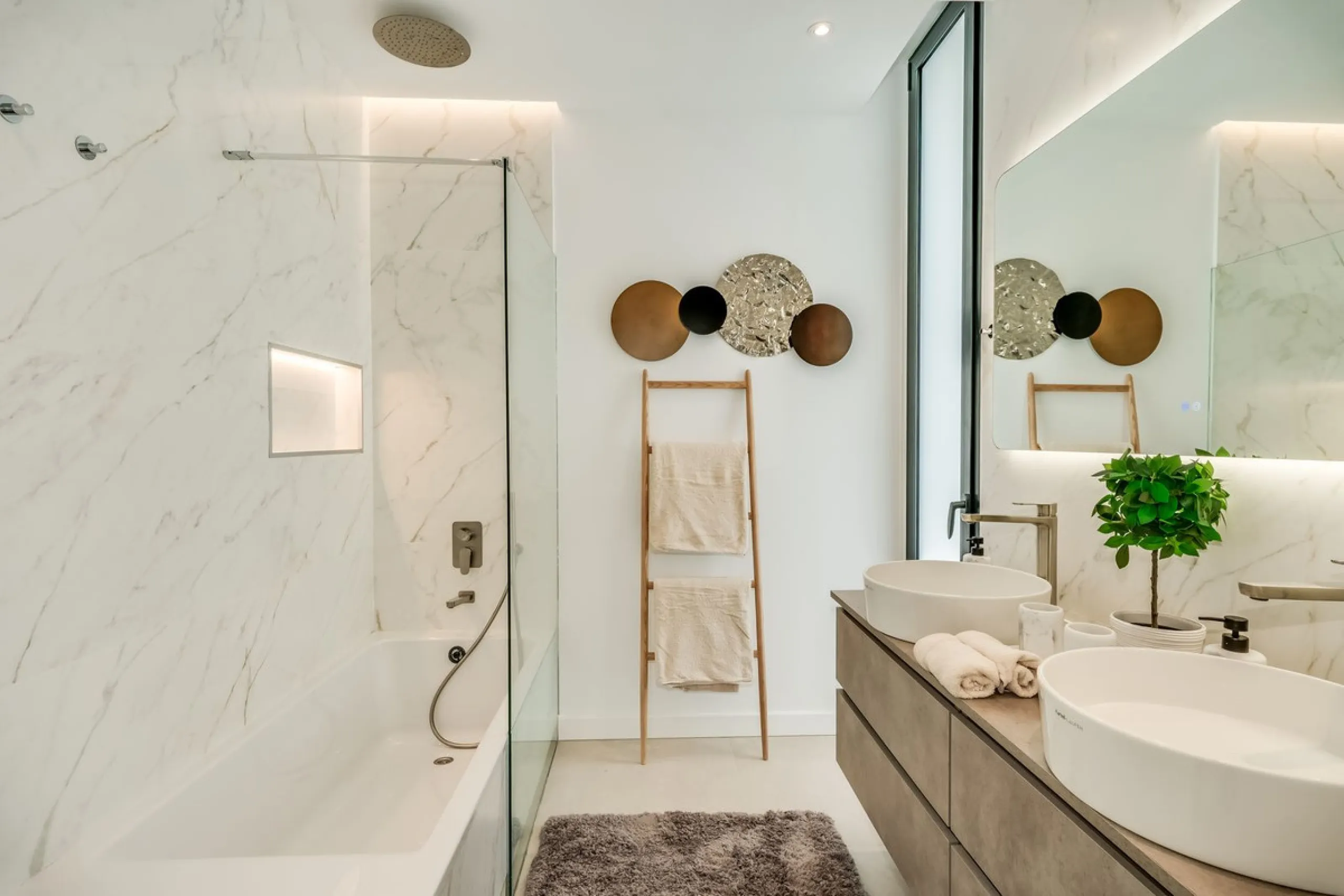 Nestled along the lush greens of Marbella's finest golf course of El Campanario, this luxurious 5-bedroom, 4.5-bath villa offers a seamless blend of elegance and state-of-the-art comfort over 460 square meters of living space. The villa's open layout invi