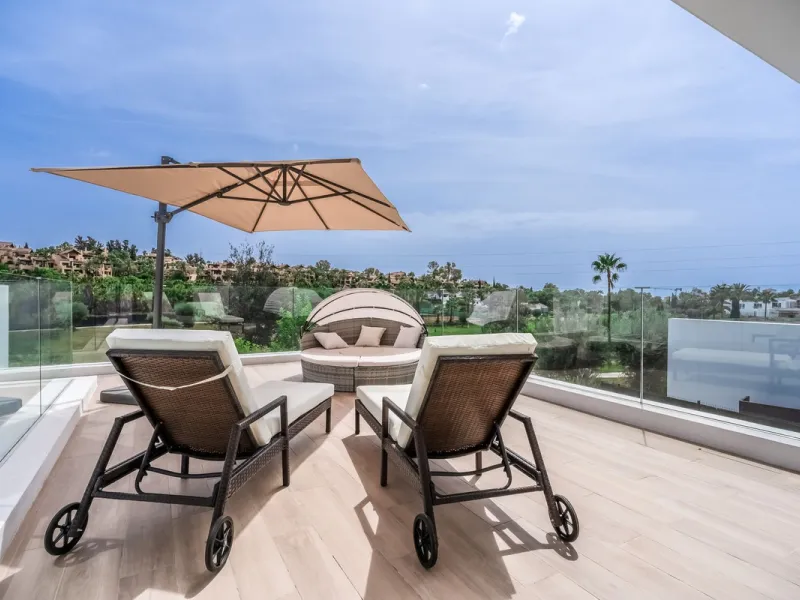 Nestled along the lush greens of Marbella's finest golf course of El Campanario, this luxurious 5-bedroom, 4.5-bath villa offers a seamless blend of elegance and state-of-the-art comfort over 460 square meters of living space. The villa's open layout invi