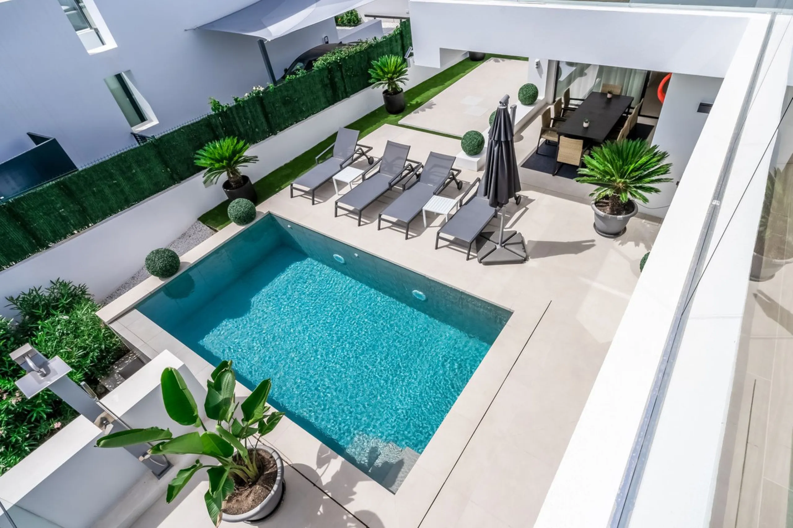 Nestled along the lush greens of Marbella's finest golf course of El Campanario, this luxurious 5-bedroom, 4.5-bath villa offers a seamless blend of elegance and state-of-the-art comfort over 460 square meters of living space. The villa's open layout invi