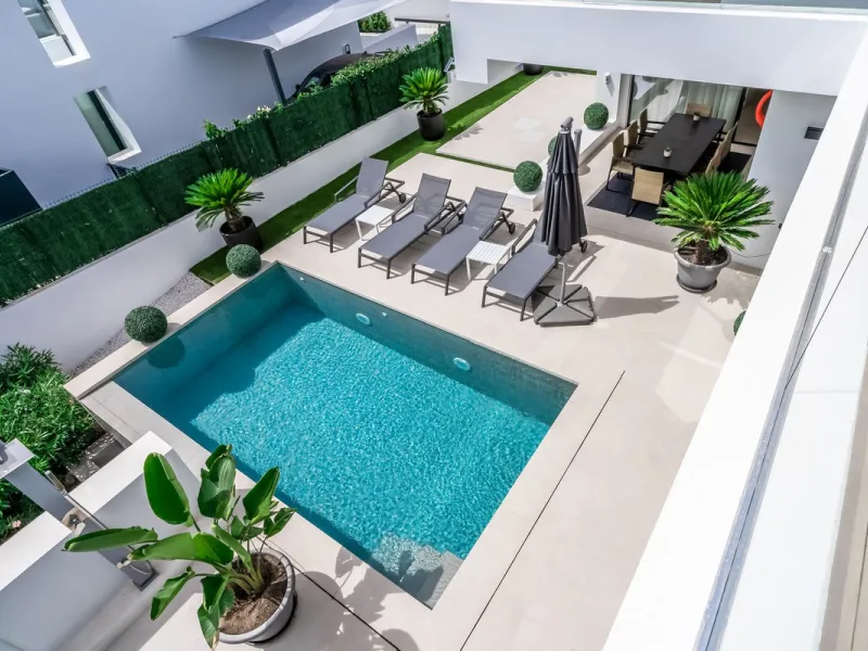 Nestled along the lush greens of Marbella's finest golf course of El Campanario, this luxurious 5-bedroom, 4.5-bath villa offers a seamless blend of elegance and state-of-the-art comfort over 460 square meters of living space. The villa's open layout invi