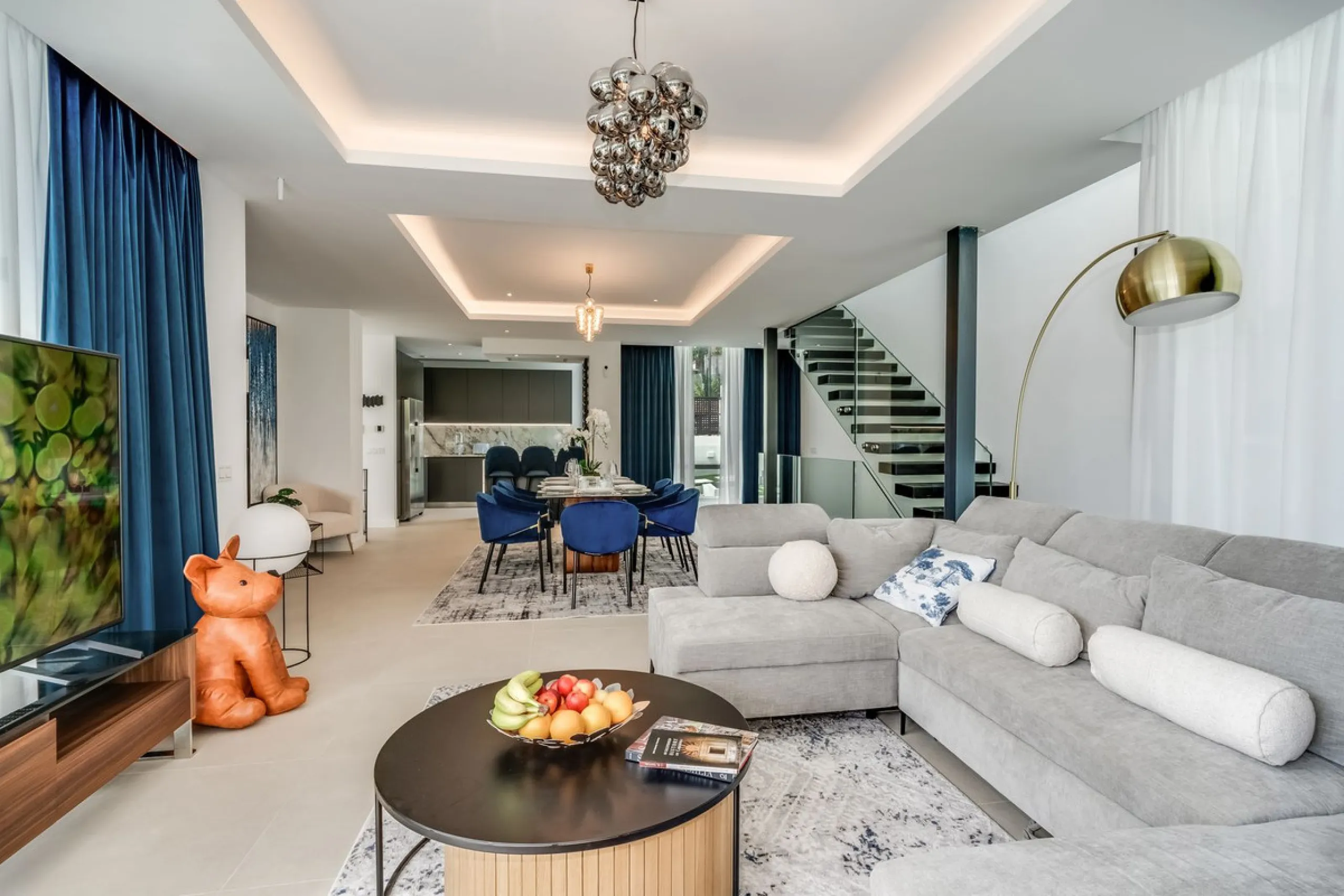 Nestled along the lush greens of Marbella's finest golf course of El Campanario, this luxurious 5-bedroom, 4.5-bath villa offers a seamless blend of elegance and state-of-the-art comfort over 460 square meters of living space. The villa's open layout invi