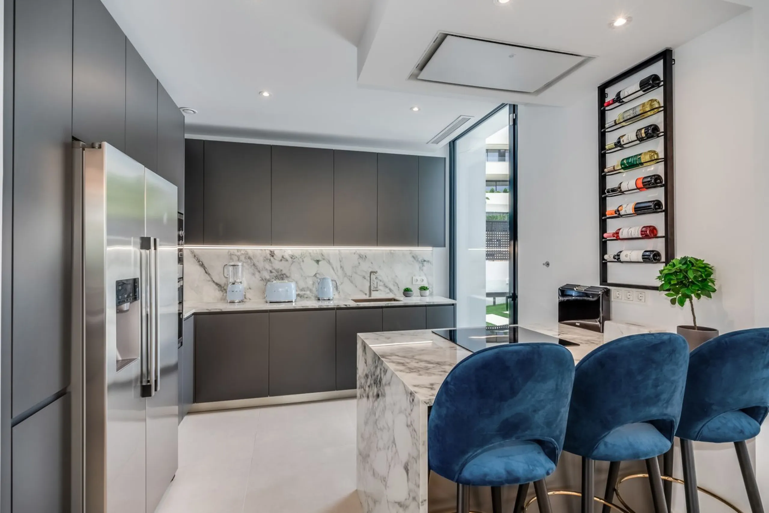 Nestled along the lush greens of Marbella's finest golf course of El Campanario, this luxurious 5-bedroom, 4.5-bath villa offers a seamless blend of elegance and state-of-the-art comfort over 460 square meters of living space. The villa's open layout invi