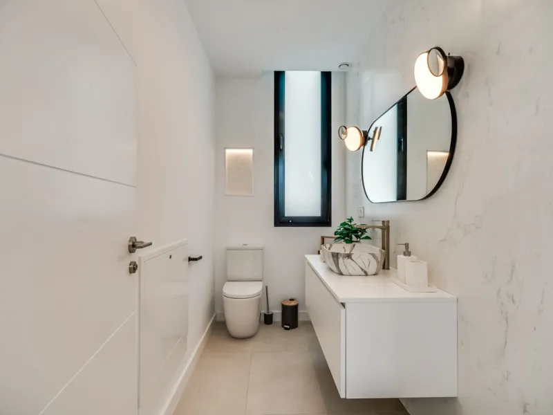 Nestled along the lush greens of Marbella's finest golf course of El Campanario, this luxurious 5-bedroom, 4.5-bath villa offers a seamless blend of elegance and state-of-the-art comfort over 460 square meters of living space. The villa's open layout invi
