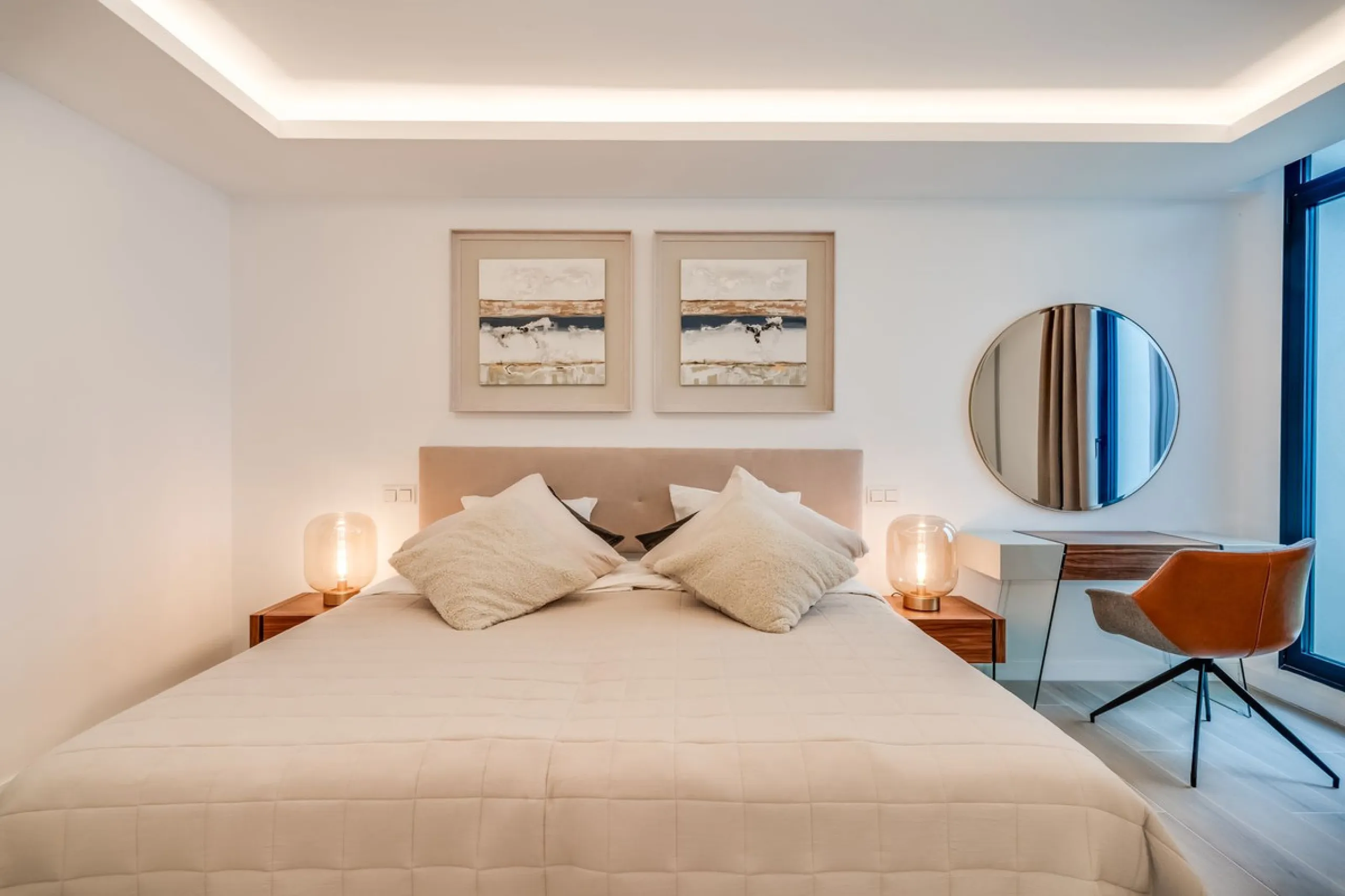 Nestled along the lush greens of Marbella's finest golf course of El Campanario, this luxurious 5-bedroom, 4.5-bath villa offers a seamless blend of elegance and state-of-the-art comfort over 460 square meters of living space. The villa's open layout invi