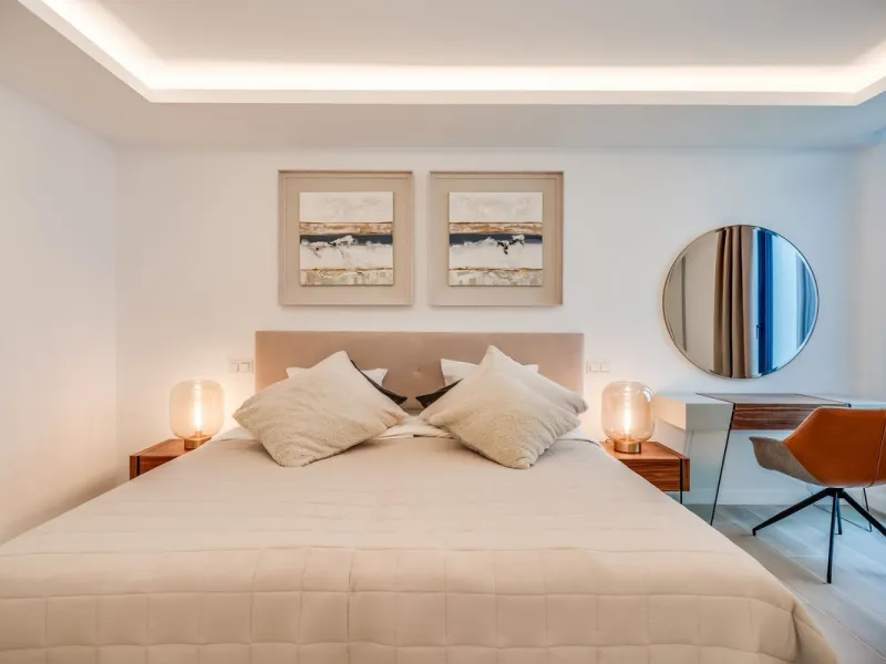 Nestled along the lush greens of Marbella's finest golf course of El Campanario, this luxurious 5-bedroom, 4.5-bath villa offers a seamless blend of elegance and state-of-the-art comfort over 460 square meters of living space. The villa's open layout invi