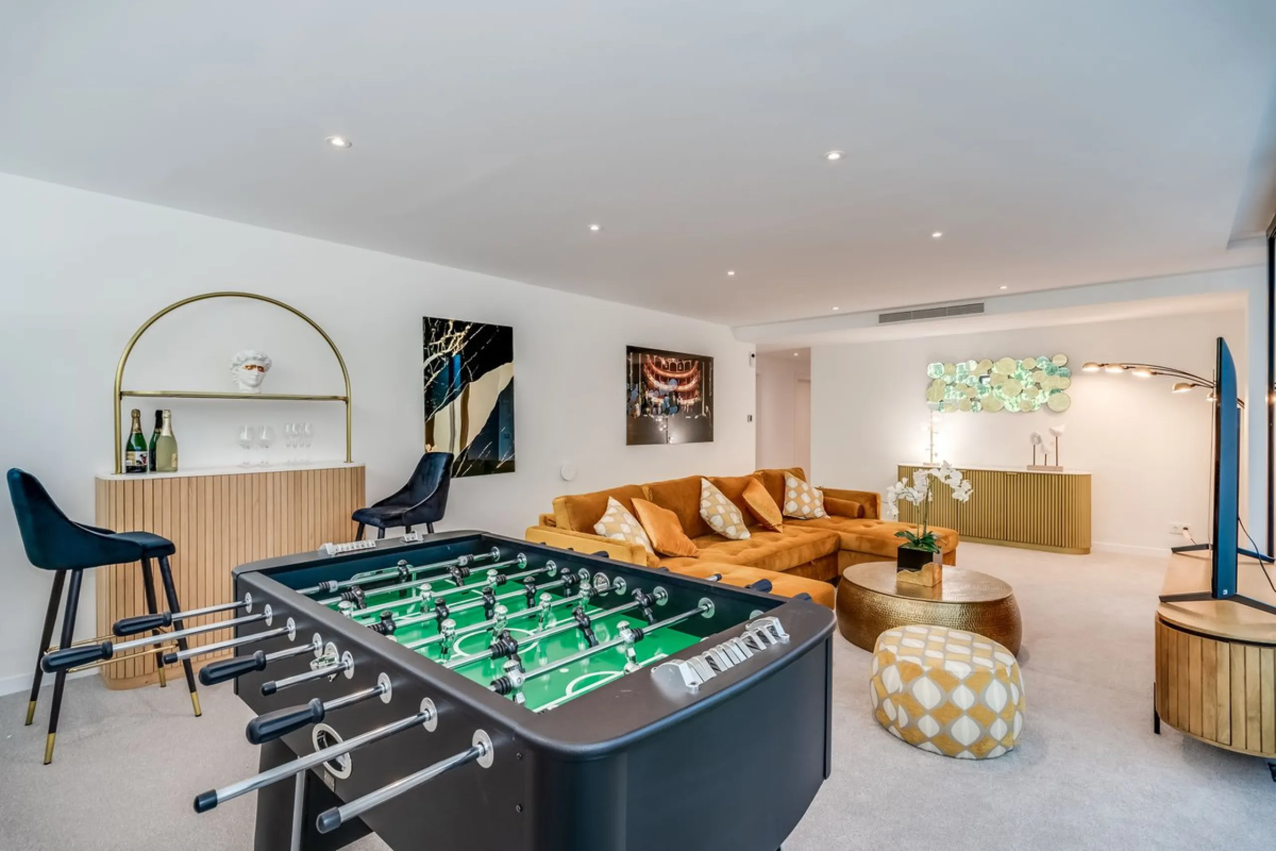 Nestled along the lush greens of Marbella's finest golf course of El Campanario, this luxurious 5-bedroom, 4.5-bath villa offers a seamless blend of elegance and state-of-the-art comfort over 460 square meters of living space. The villa's open layout invi