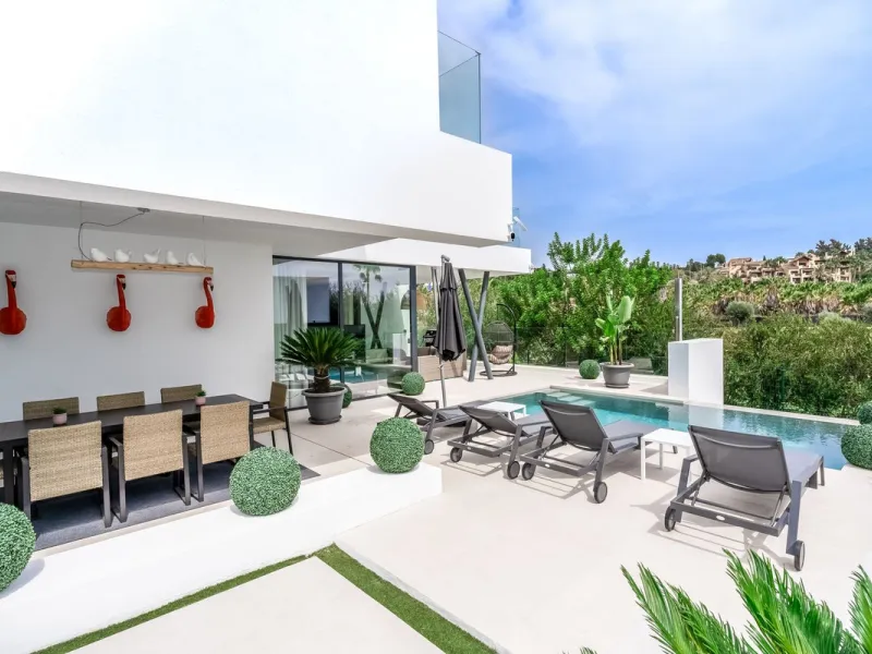 Nestled along the lush greens of Marbella's finest golf course of El Campanario, this luxurious 5-bedroom, 4.5-bath villa offers a seamless blend of elegance and state-of-the-art comfort over 460 square meters of living space. The villa's open layout invi
