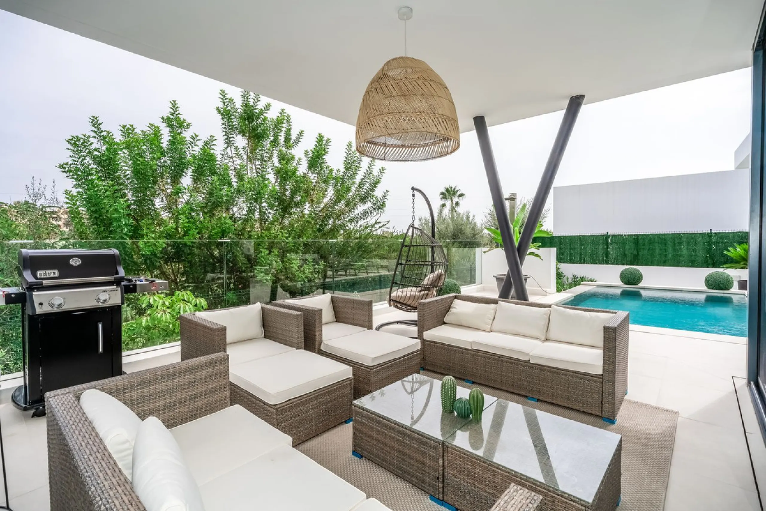 Nestled along the lush greens of Marbella's finest golf course of El Campanario, this luxurious 5-bedroom, 4.5-bath villa offers a seamless blend of elegance and state-of-the-art comfort over 460 square meters of living space. The villa's open layout invi