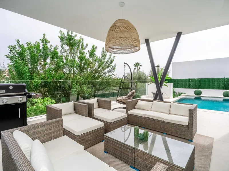 Nestled along the lush greens of Marbella's finest golf course of El Campanario, this luxurious 5-bedroom, 4.5-bath villa offers a seamless blend of elegance and state-of-the-art comfort over 460 square meters of living space. The villa's open layout invi