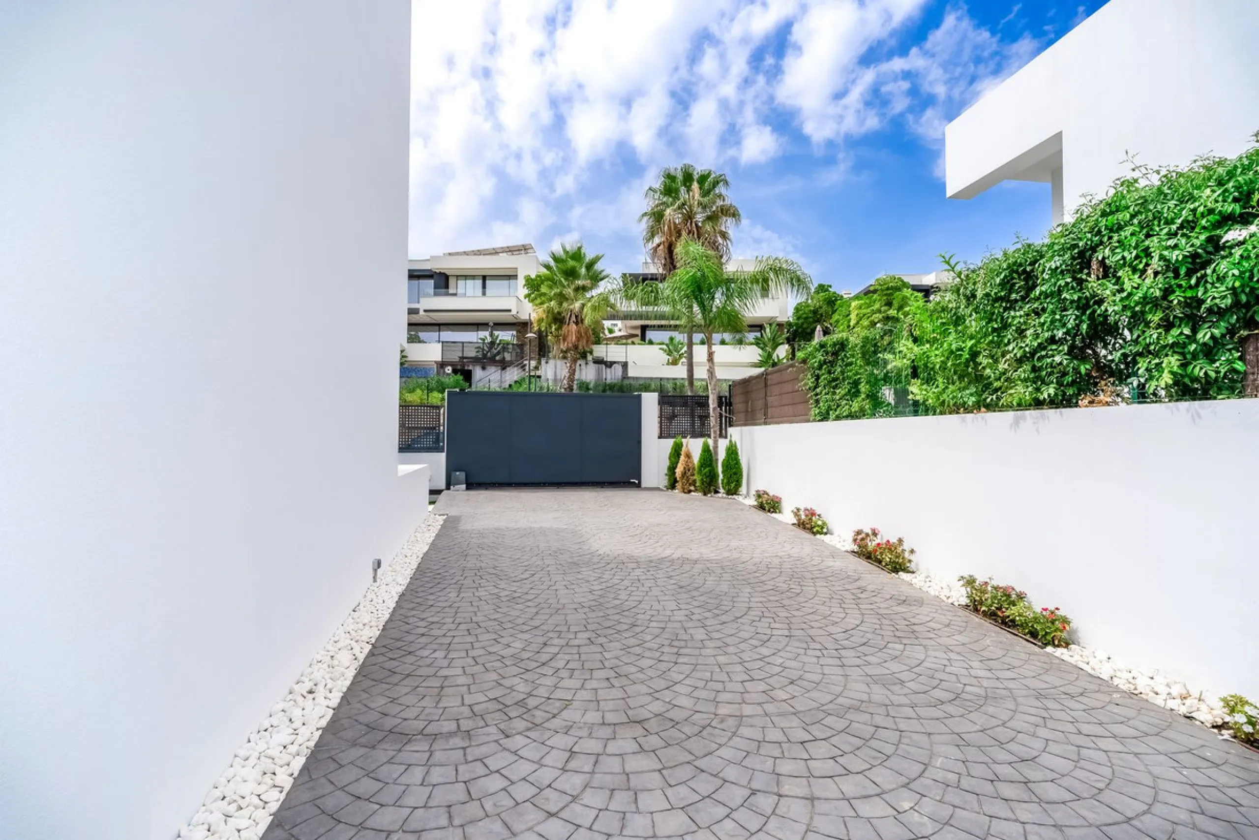 Nestled along the lush greens of Marbella's finest golf course of El Campanario, this luxurious 5-bedroom, 4.5-bath villa offers a seamless blend of elegance and state-of-the-art comfort over 460 square meters of living space. The villa's open layout invi