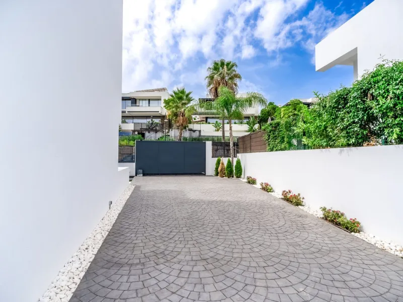 Nestled along the lush greens of Marbella's finest golf course of El Campanario, this luxurious 5-bedroom, 4.5-bath villa offers a seamless blend of elegance and state-of-the-art comfort over 460 square meters of living space. The villa's open layout invi