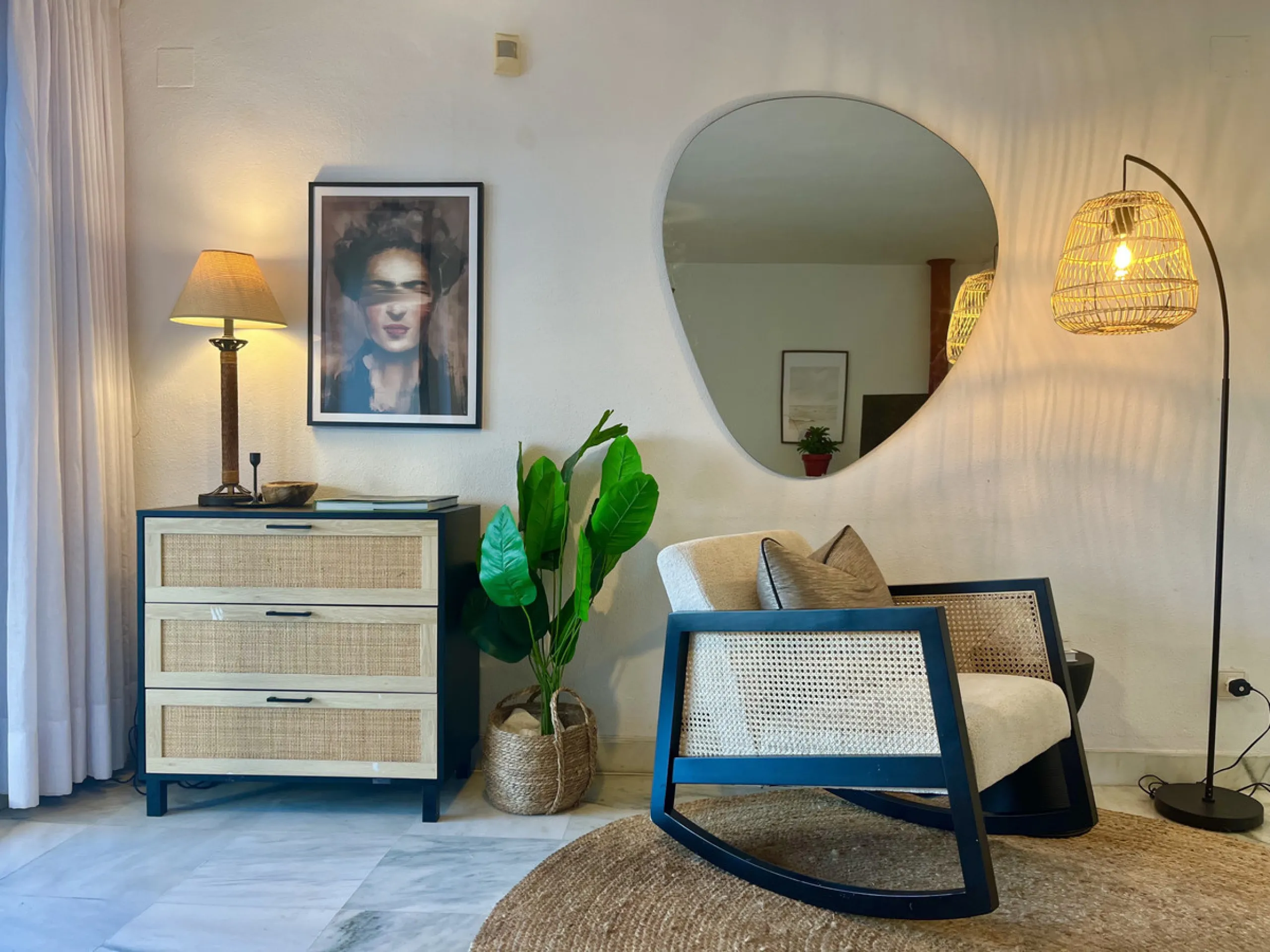 This charming 2-bedroom, 2-bathroom townhouse is ideally located just a 2-minute walk from the beautiful beach of Costalita. Nestled in a tranquil, well-maintained community, it offers easy access to nearby amenities, including shops, restaurants, and ser