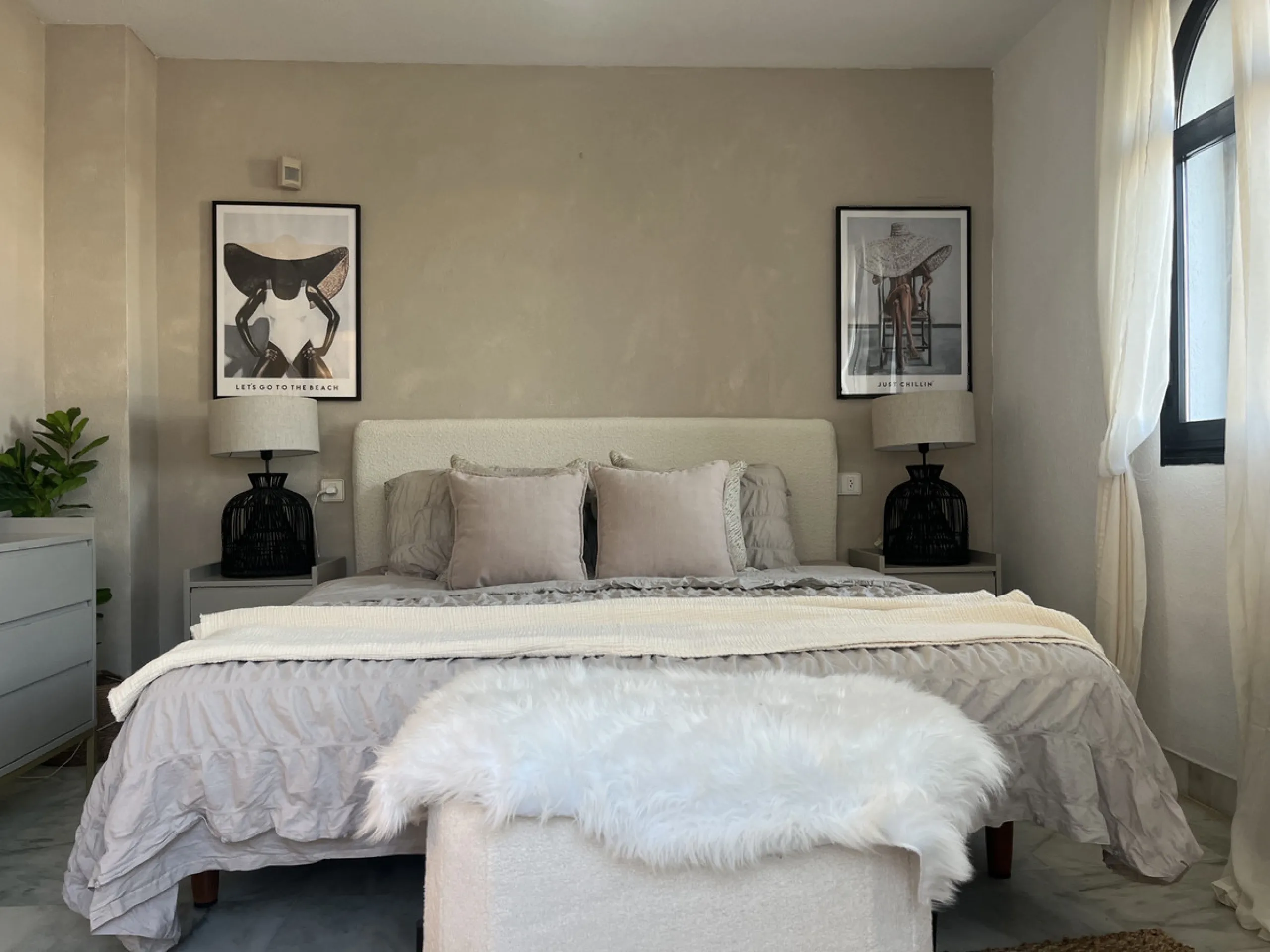 This charming 2-bedroom, 2-bathroom townhouse is ideally located just a 2-minute walk from the beautiful beach of Costalita. Nestled in a tranquil, well-maintained community, it offers easy access to nearby amenities, including shops, restaurants, and ser
