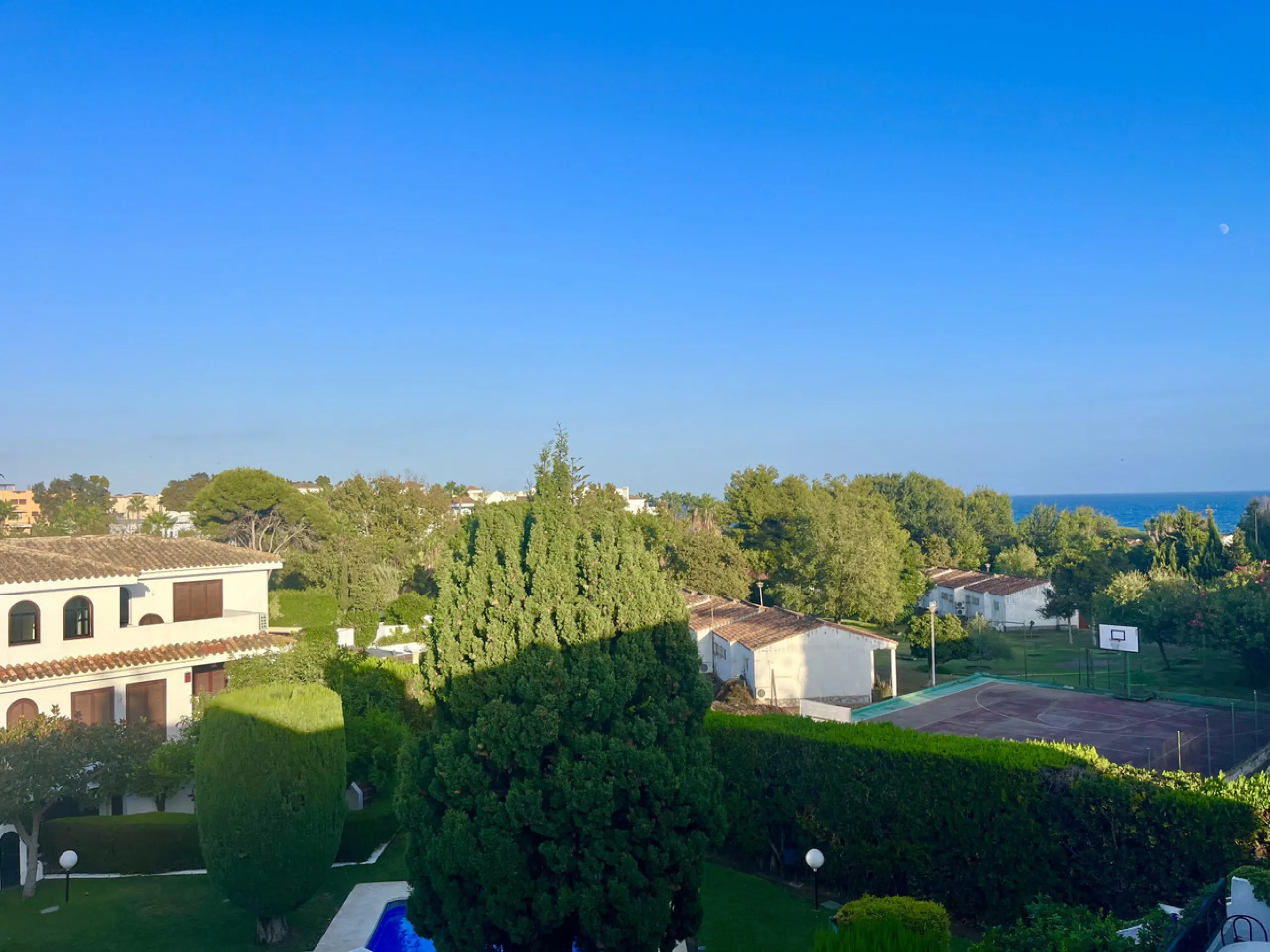 This charming 2-bedroom, 2-bathroom townhouse is ideally located just a 2-minute walk from the beautiful beach of Costalita. Nestled in a tranquil, well-maintained community, it offers easy access to nearby amenities, including shops, restaurants, and ser