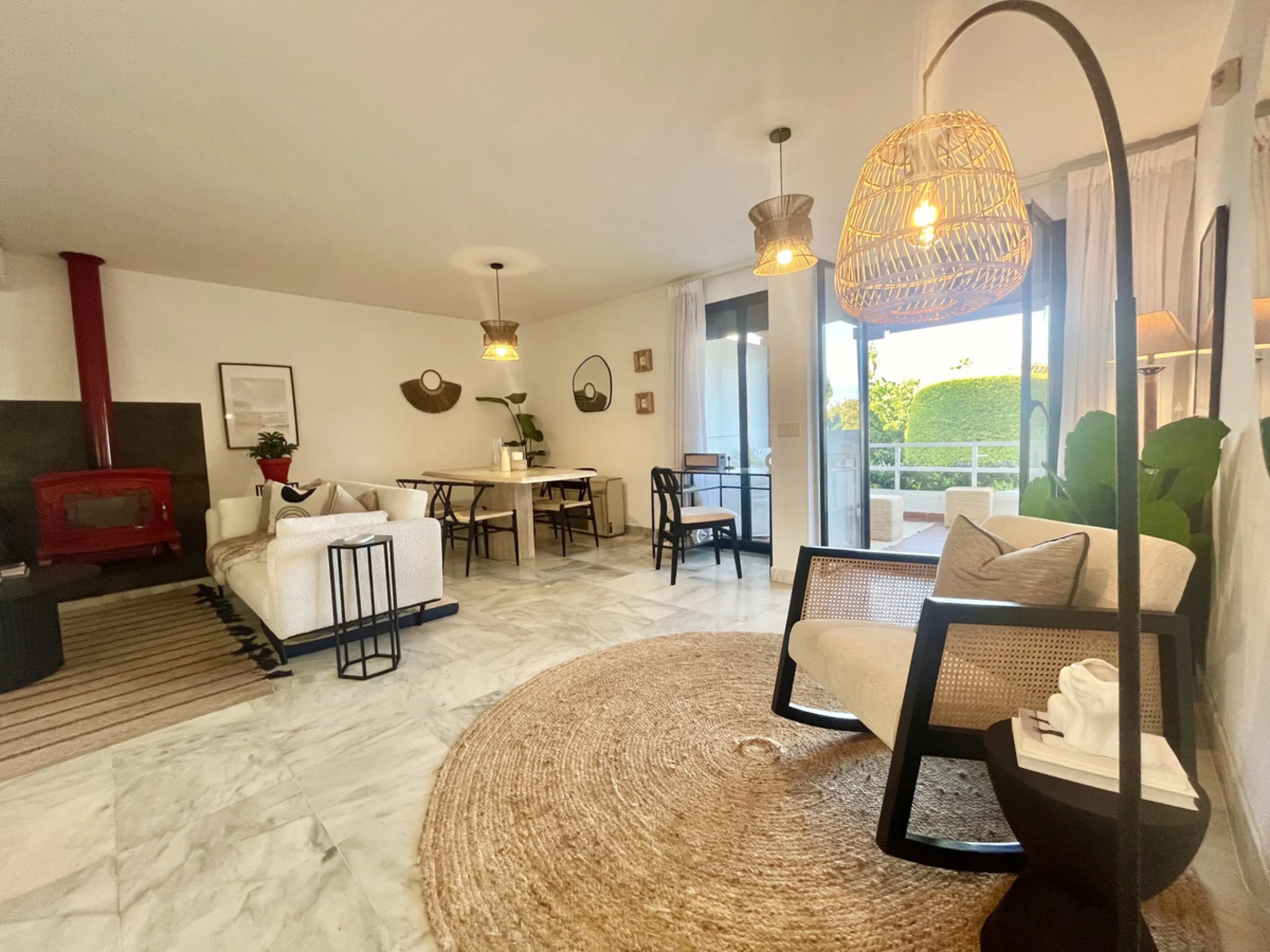 This charming 2-bedroom, 2-bathroom townhouse is ideally located just a 2-minute walk from the beautiful beach of Costalita. Nestled in a tranquil, well-maintained community, it offers easy access to nearby amenities, including shops, restaurants, and ser